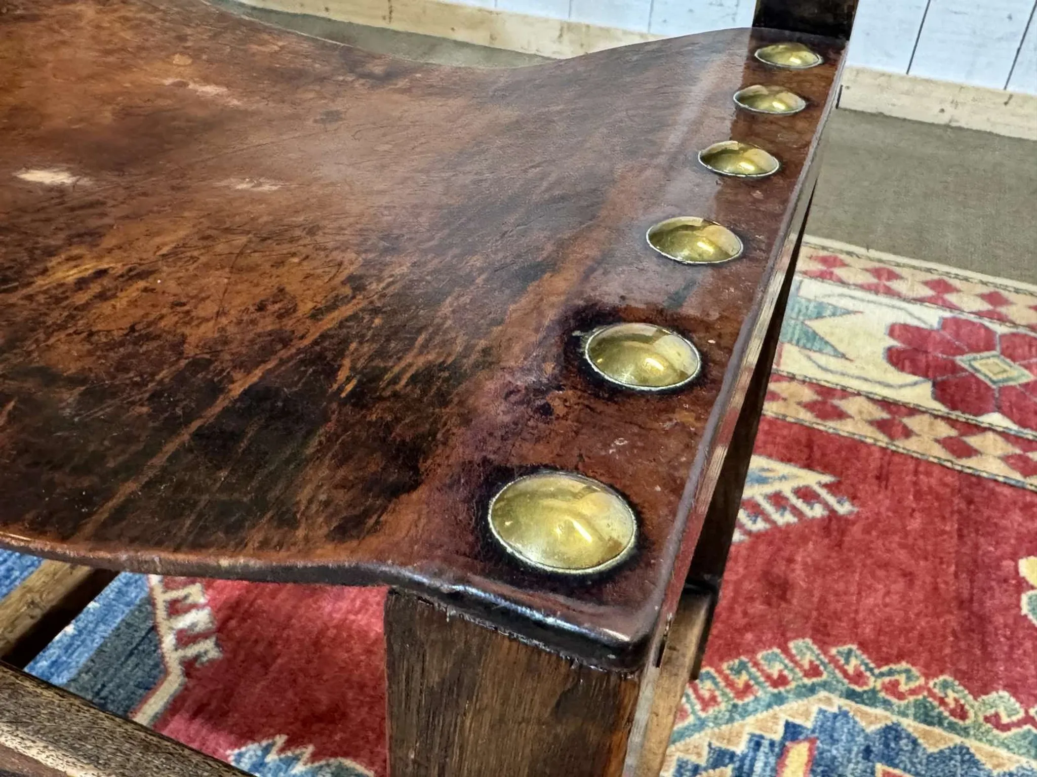Set of 6 English chairs in oak and fine leather from the late 19th century.