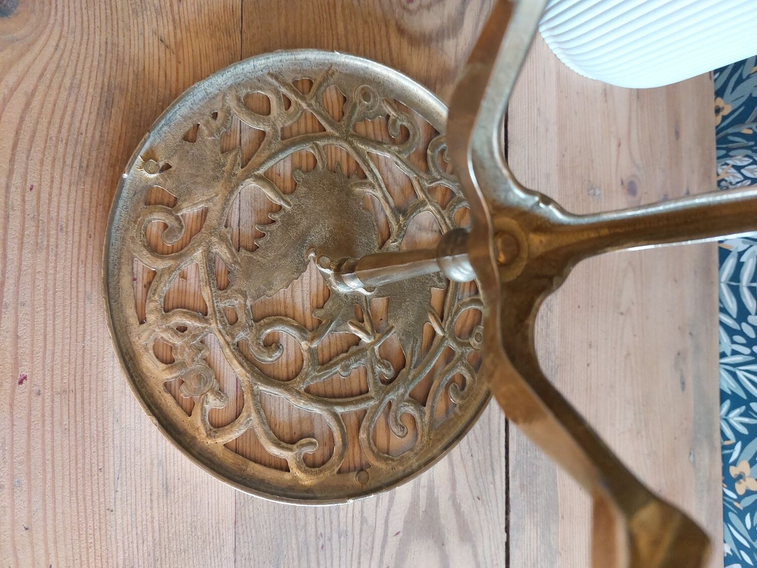 Tripod plant holder in gilded brass