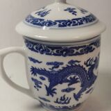 2 Tea Cups in Old Chinese Porcelain, covered cup with blue and white Double Dragon patterns