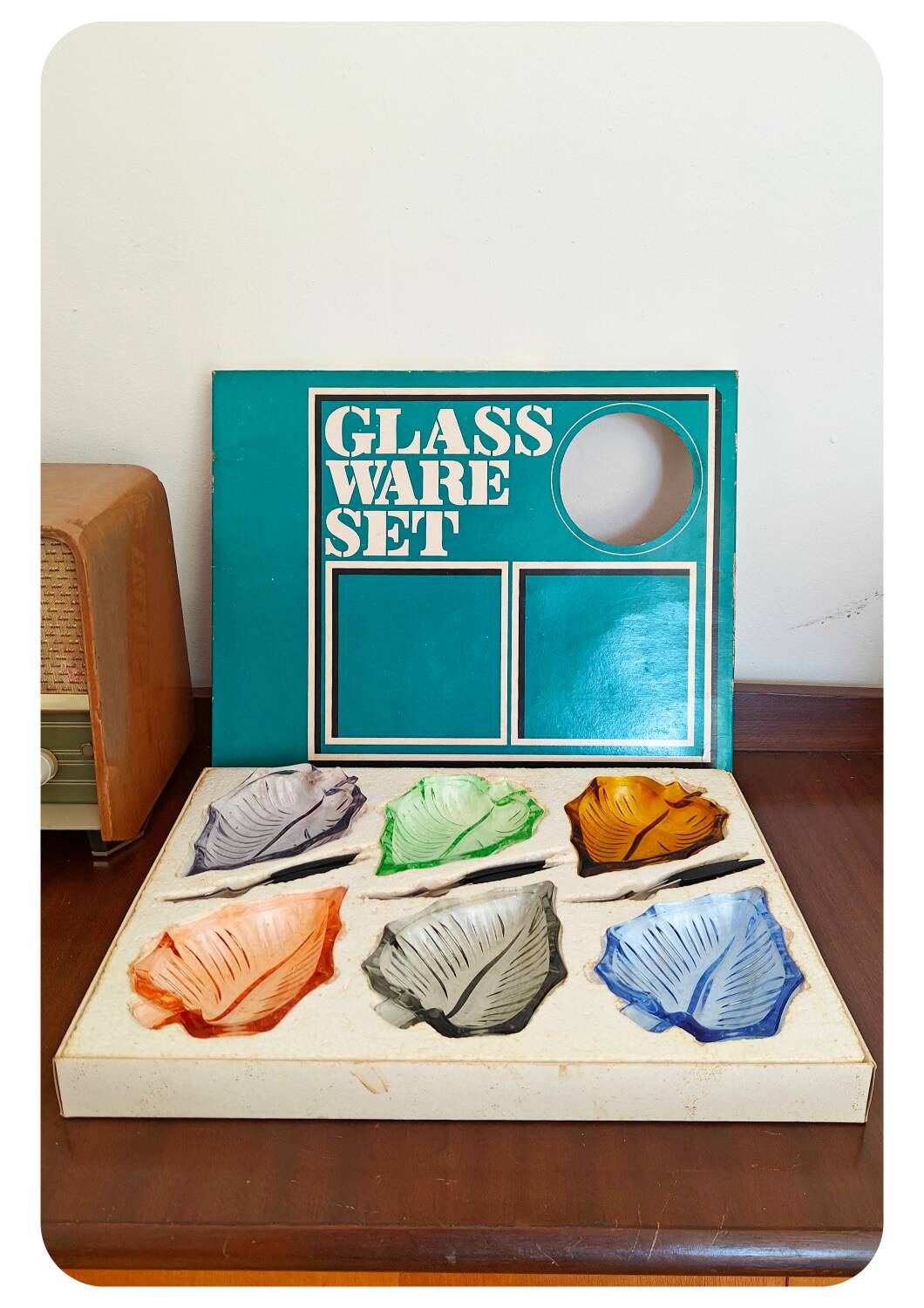 6 assiettes en forme de feuille en verre pressé Arlequin, milieu XXème