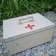 Boîte à pharmacie portable en bois vintage