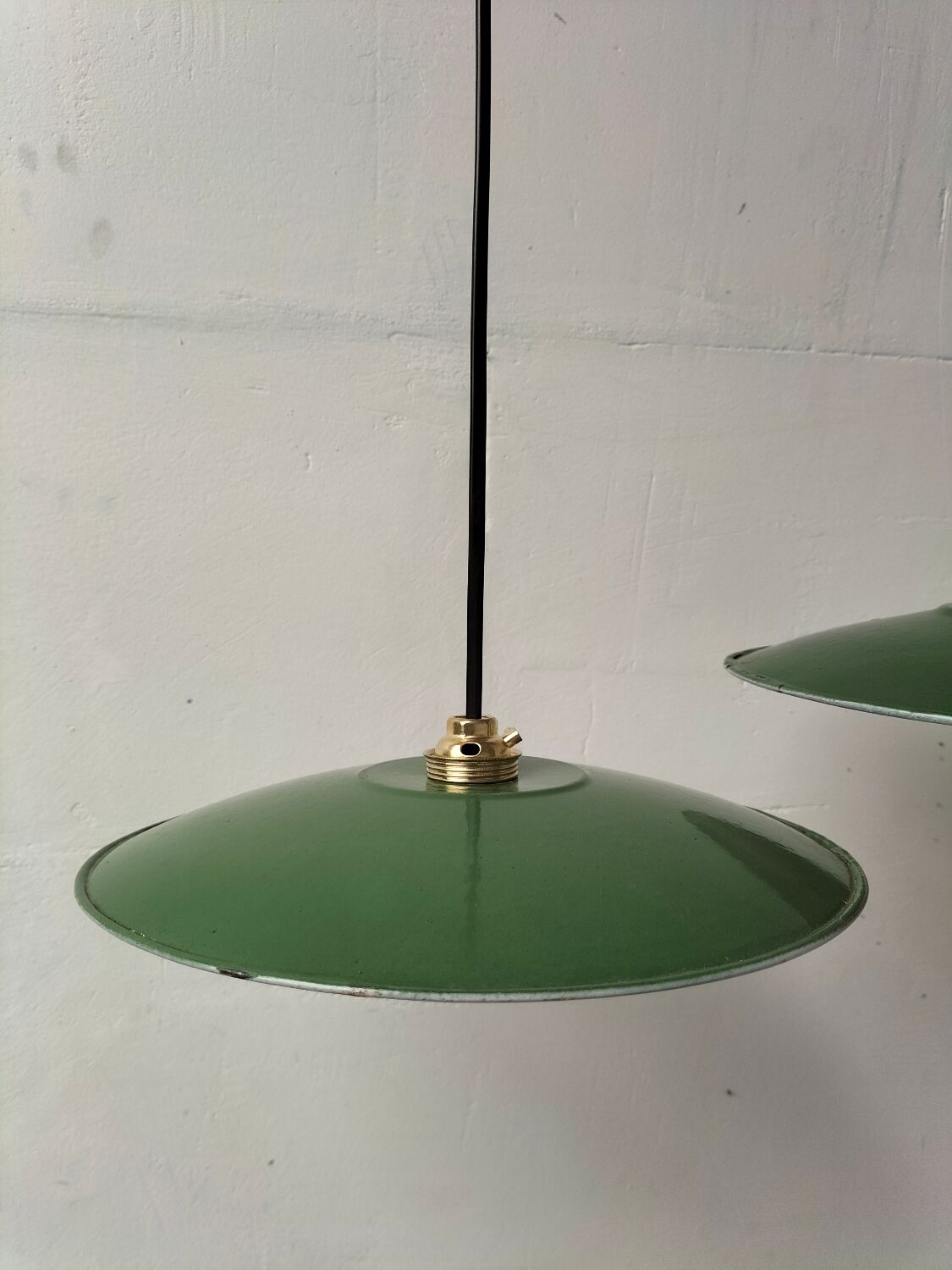 Suspensions in enamelled sheets