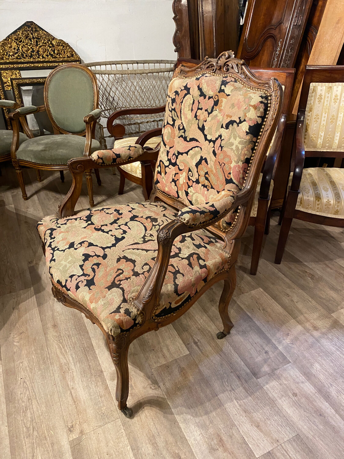Fauteuil en noyer style Louis XV