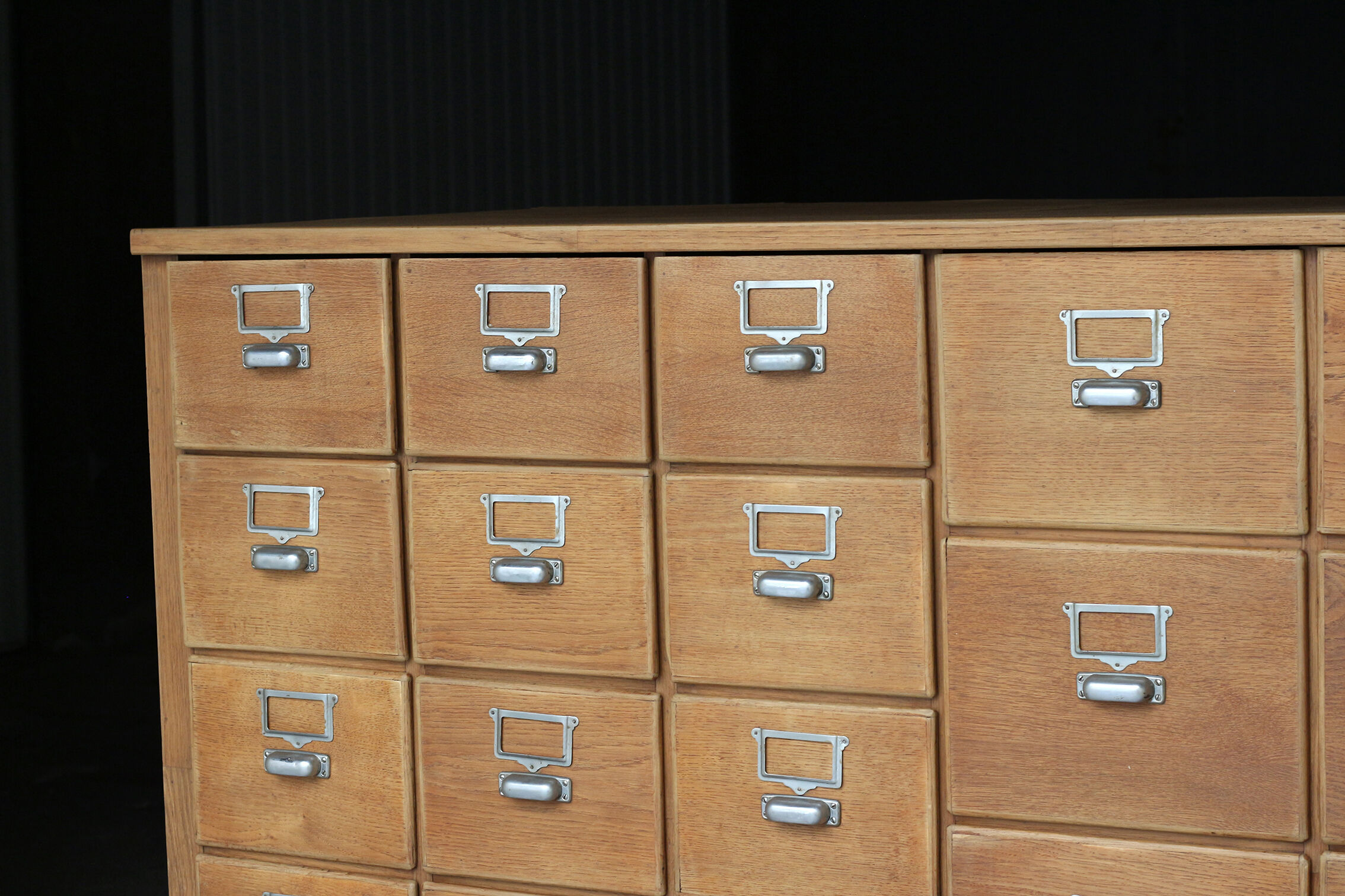 Furniture of trade: dresser of apothecary.