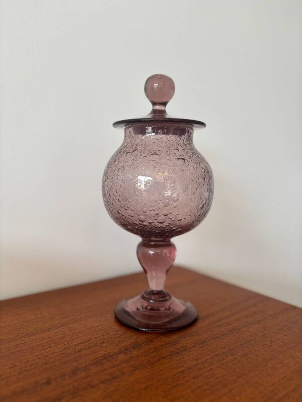 Bonbonnière en verre soufflé bullé violet, style Biot