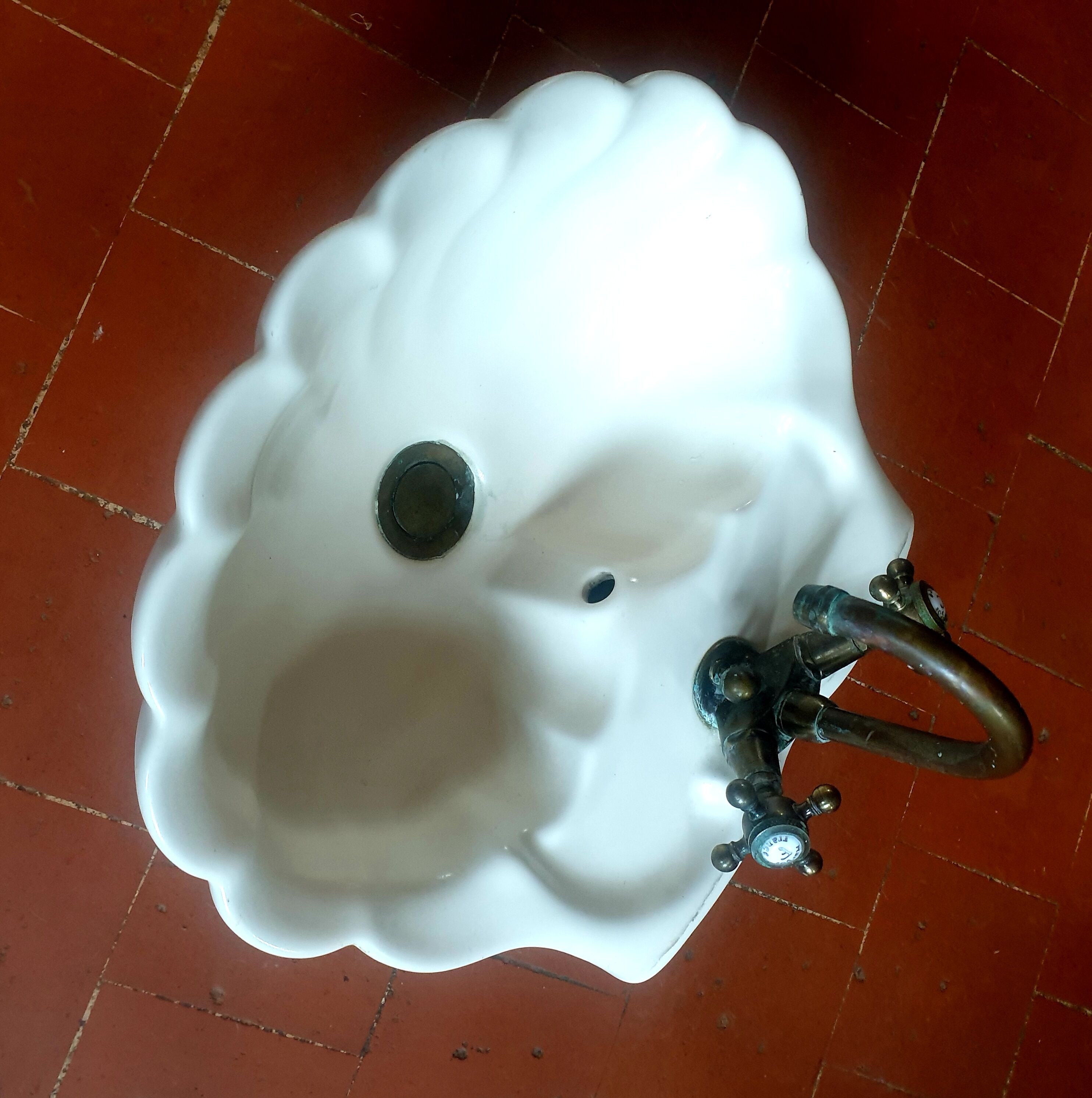 Shell sink and copper taps