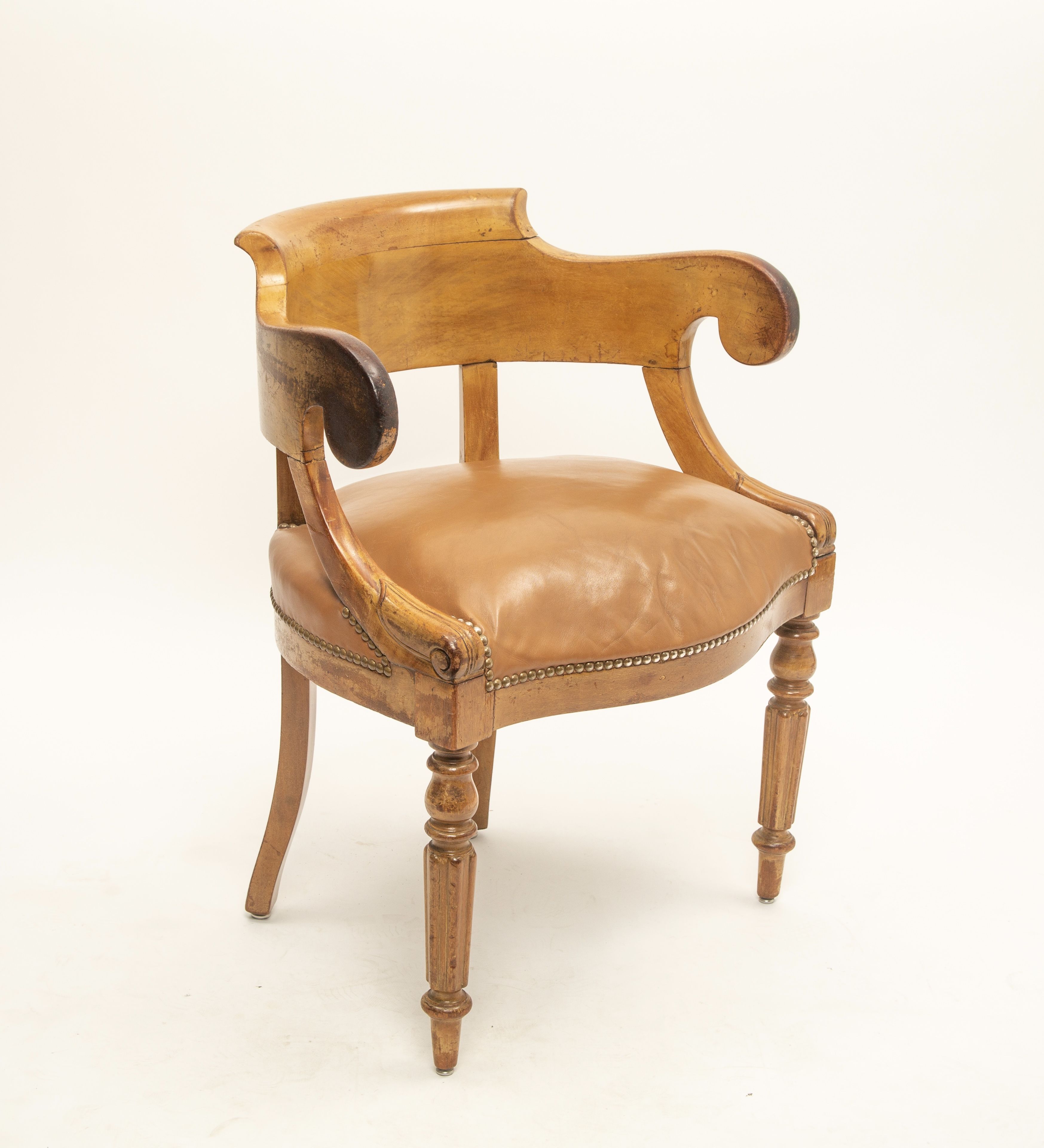 Fauteuil de bureau gondole époque Louis Philippe cuir et bois