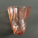 Vase rosé à facettes