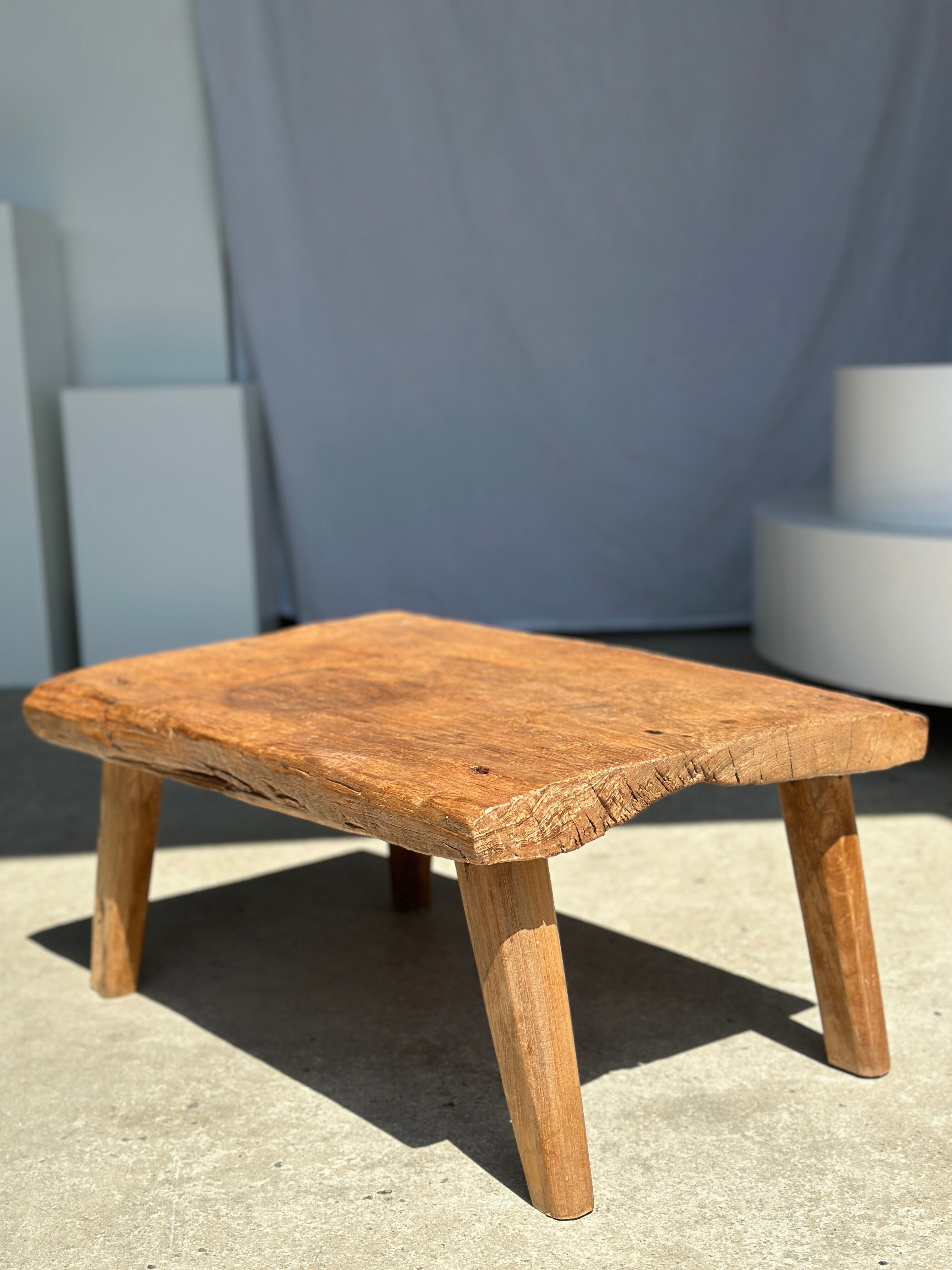 Coffee table in blond teak quadripod
