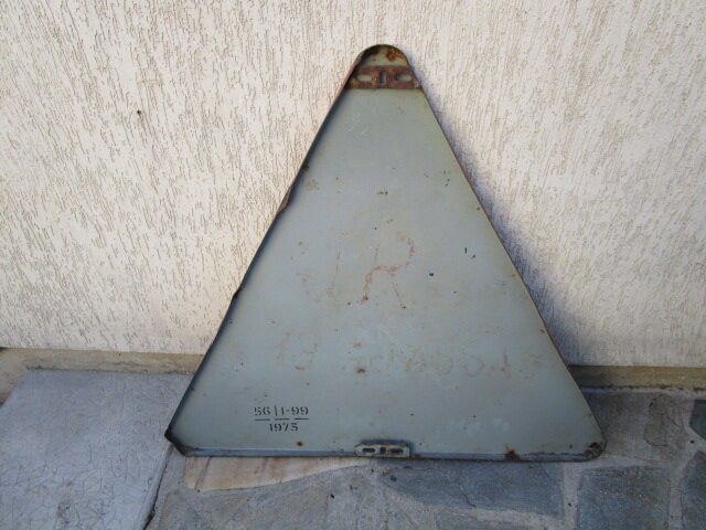 Sign former shrinking of pavement