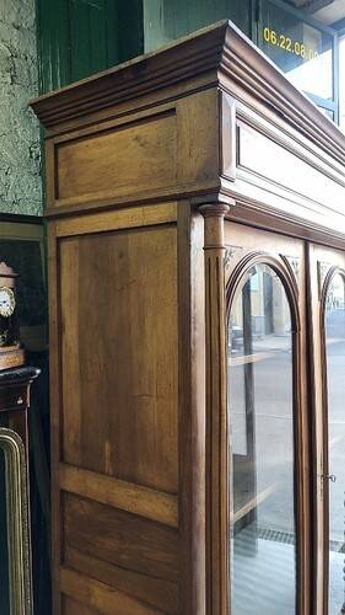 Display cabinet with 2 doors in walnut with bevelled glass from the 19th century.