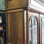 Display cabinet with 2 doors in walnut with bevelled glass from the 19th century.