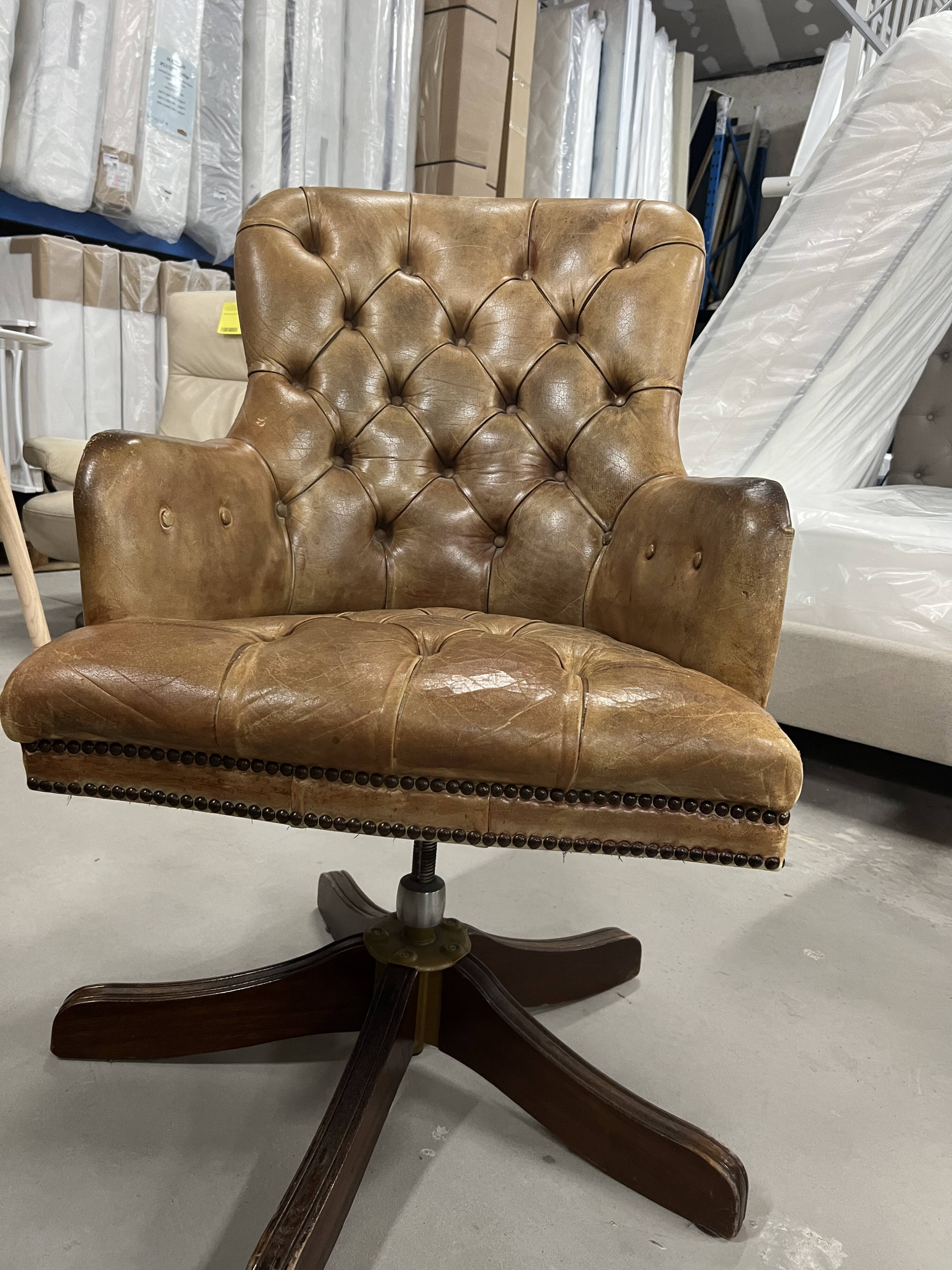 Office chair Chesterfield Gainsborough Chair swivel, in antique gold leather and mahogany