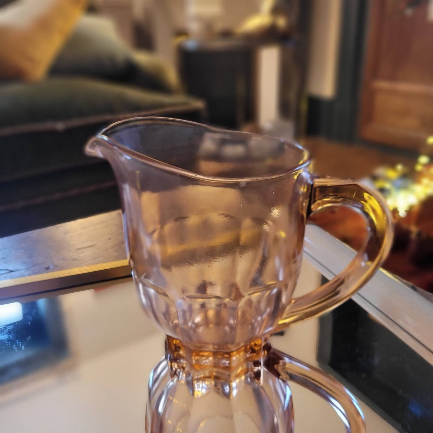 Pichet en verre rose moulé — années 50
