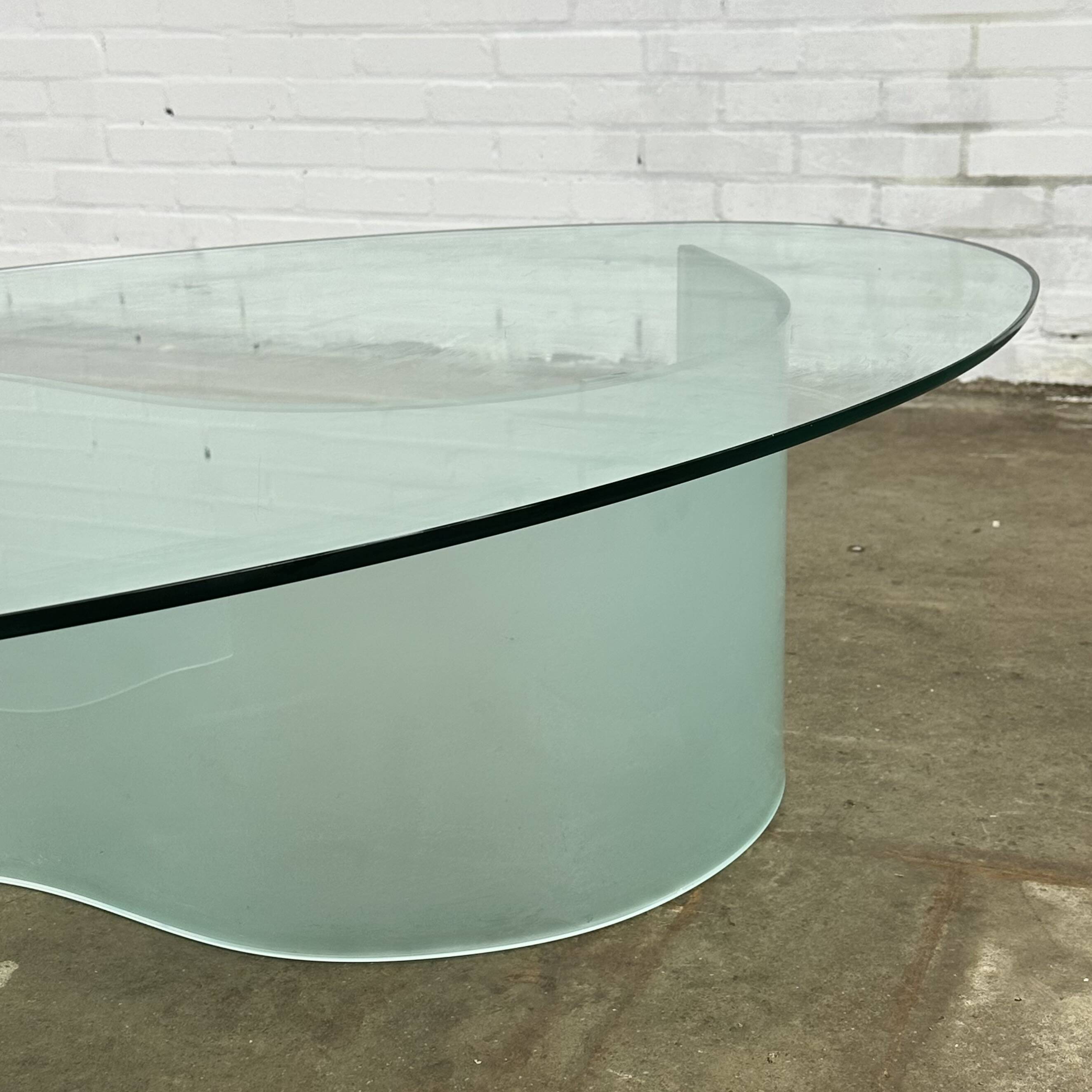 Table basse ovale en verre avec pied en forme de vague