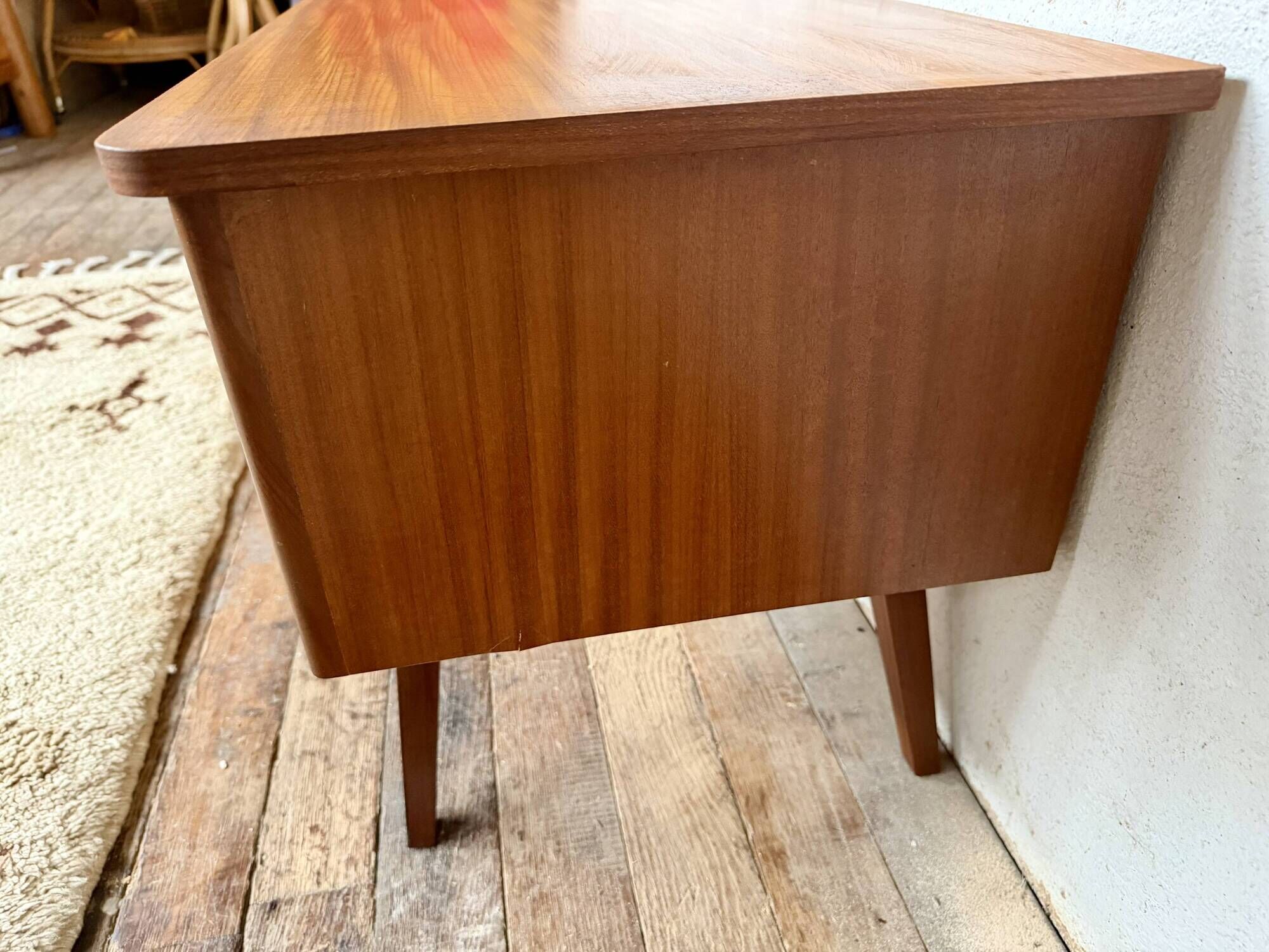 Enfilade vintage TV/Hi-Fi with tapered legs