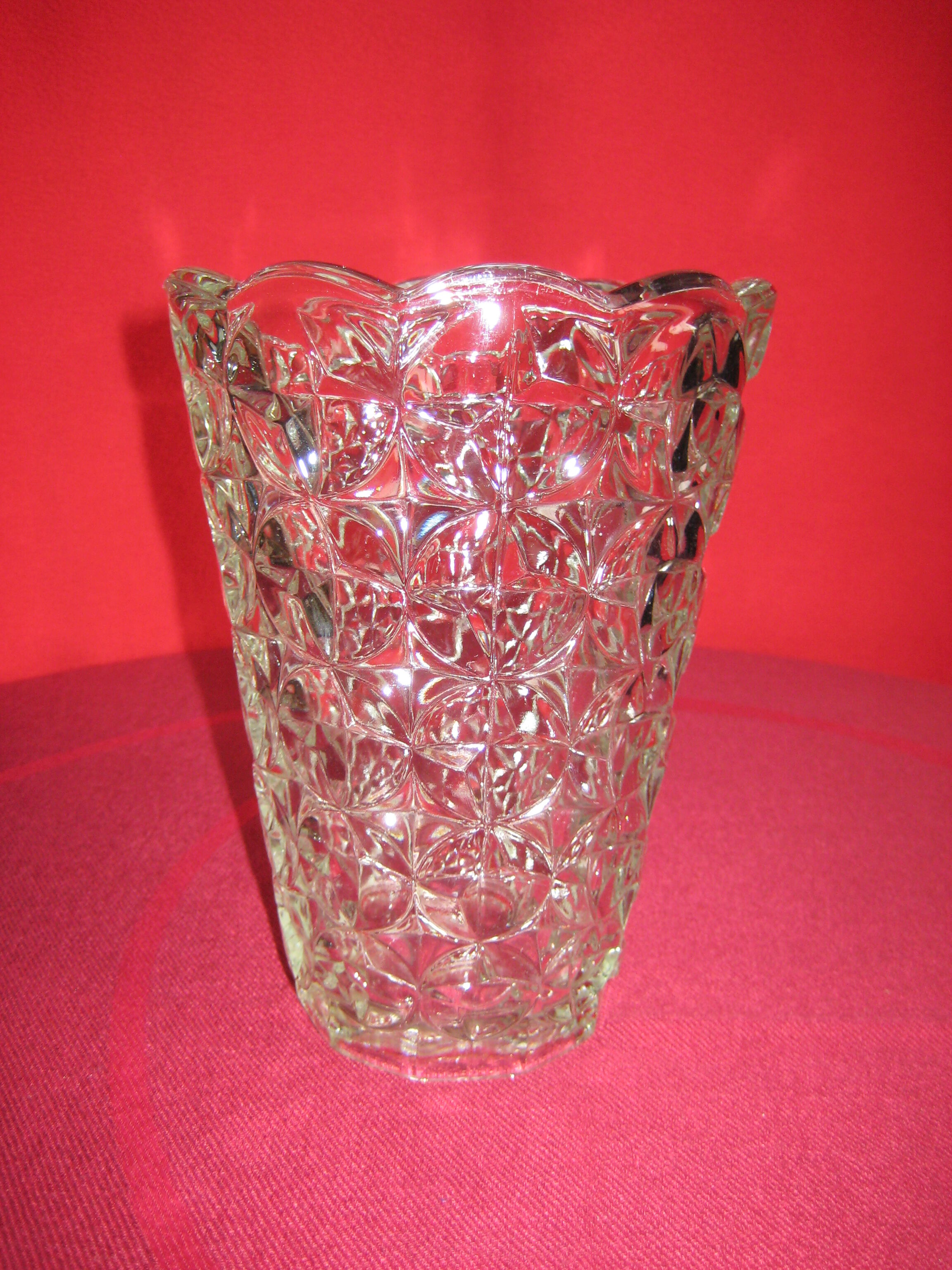 Vase en verre moulé