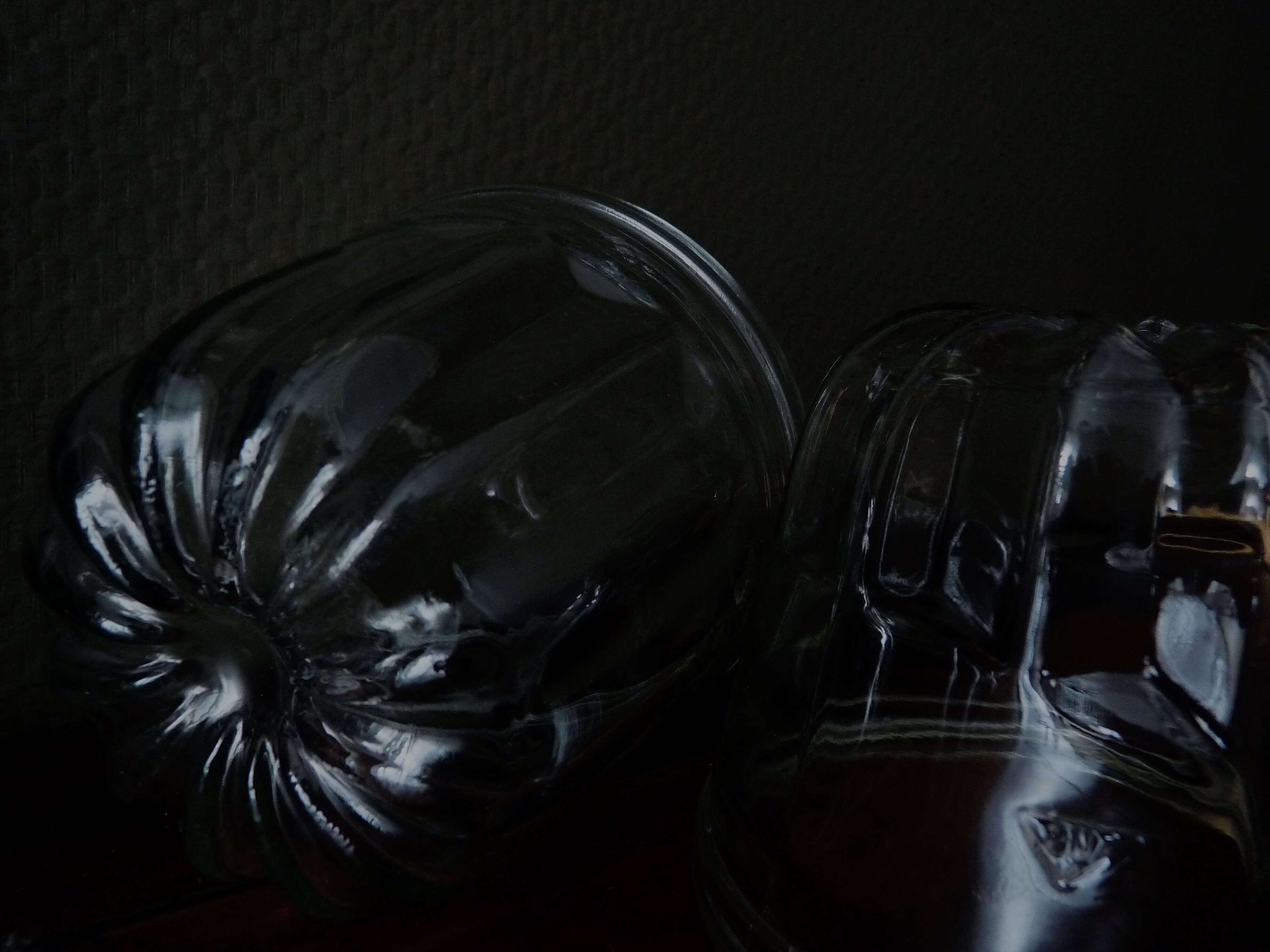 Paire d'anciens moules cannelés en verre. Moules à kouglof / Moules à confitures