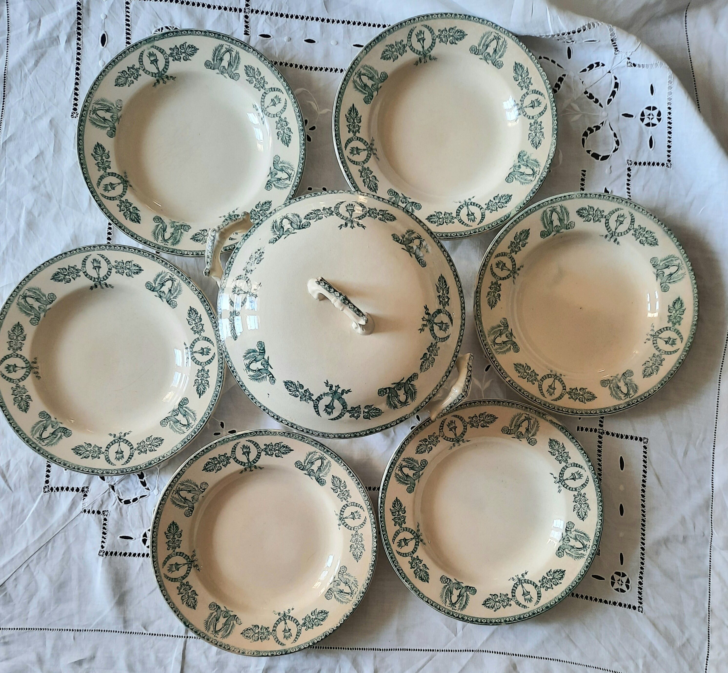 6 hollow plates accompanied by their iron earth soup