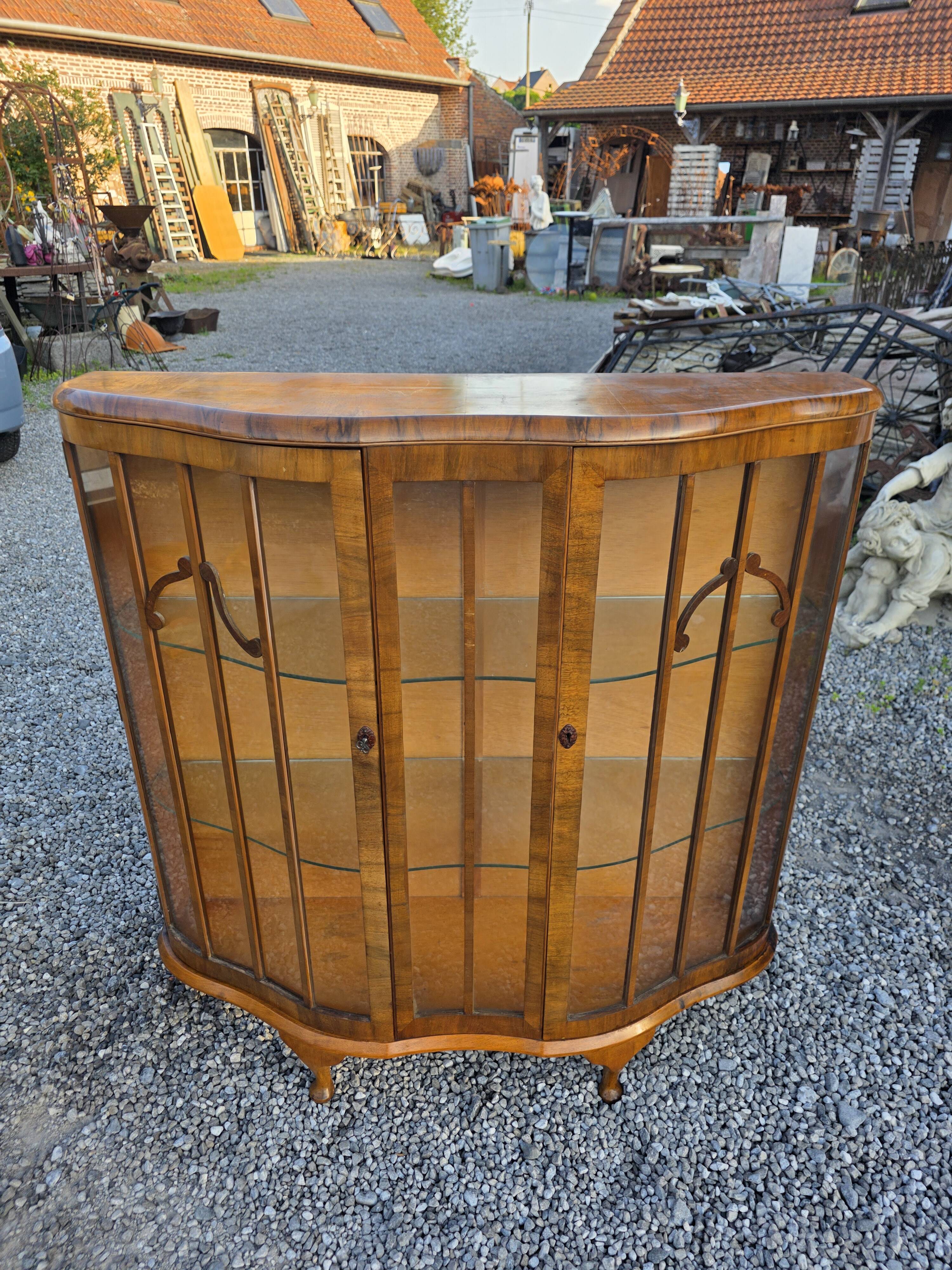 Art Deco display cabinet in walnut from the 1930s.