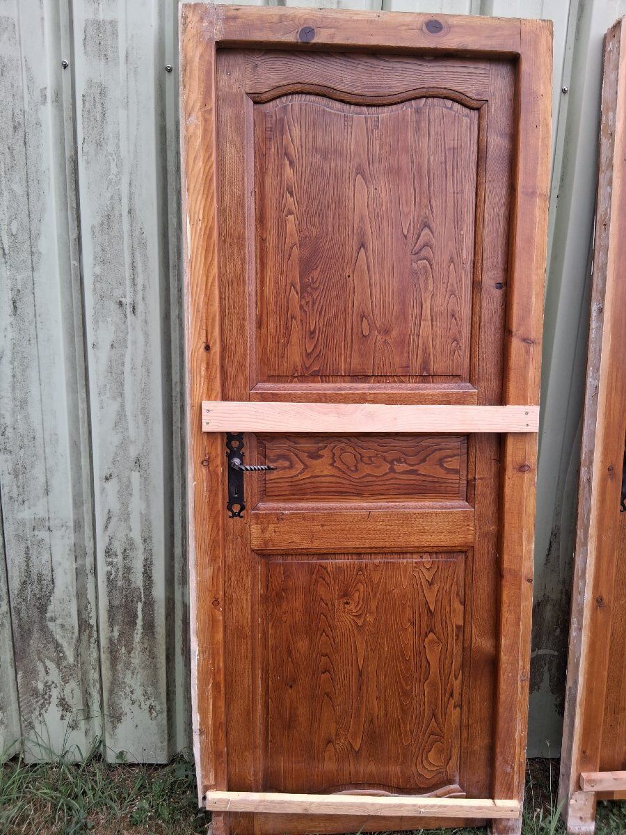 Pair of double-sided communication doors in chestnut with their frame - 20th century