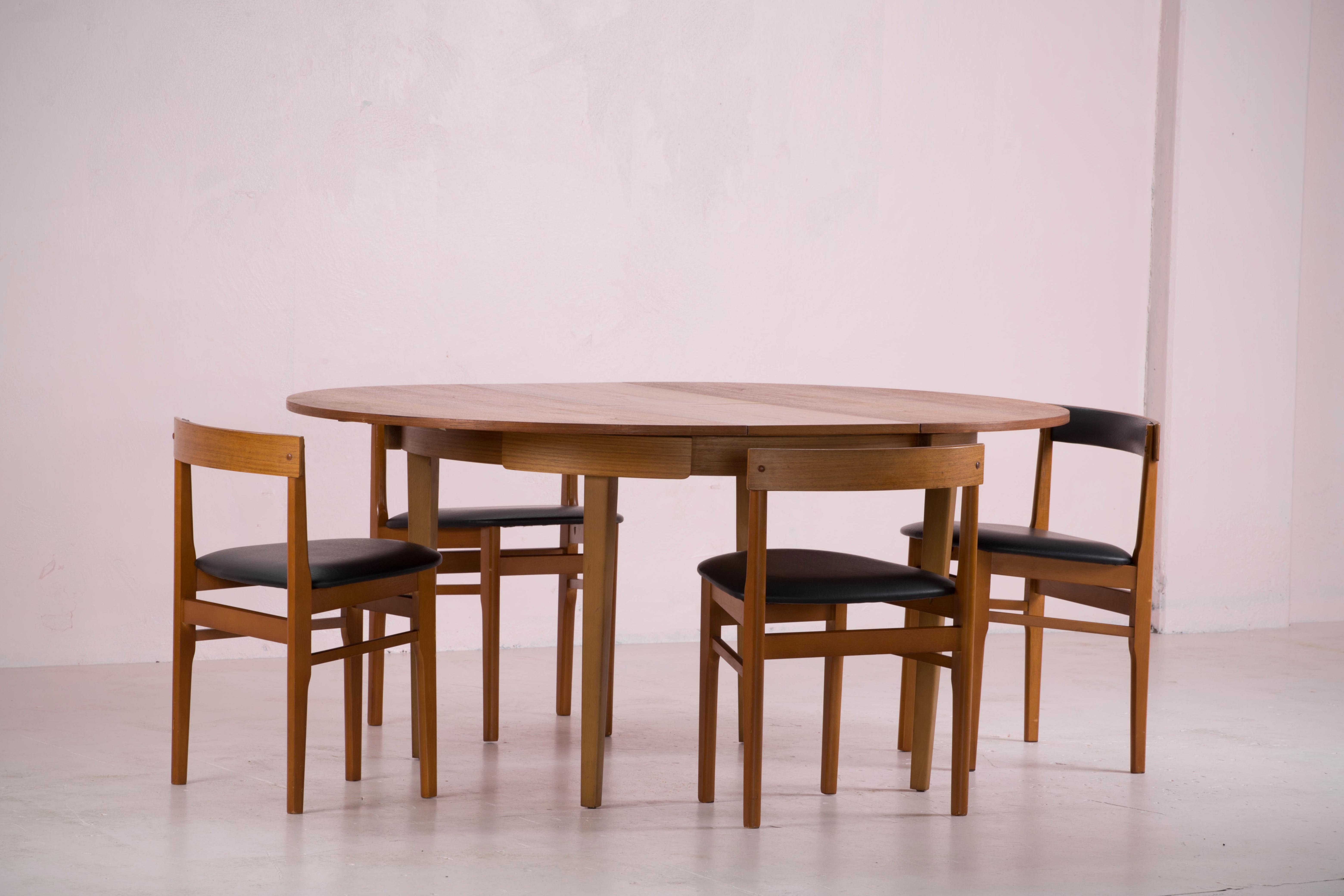Table and 4 scandinavian encastrable chairs