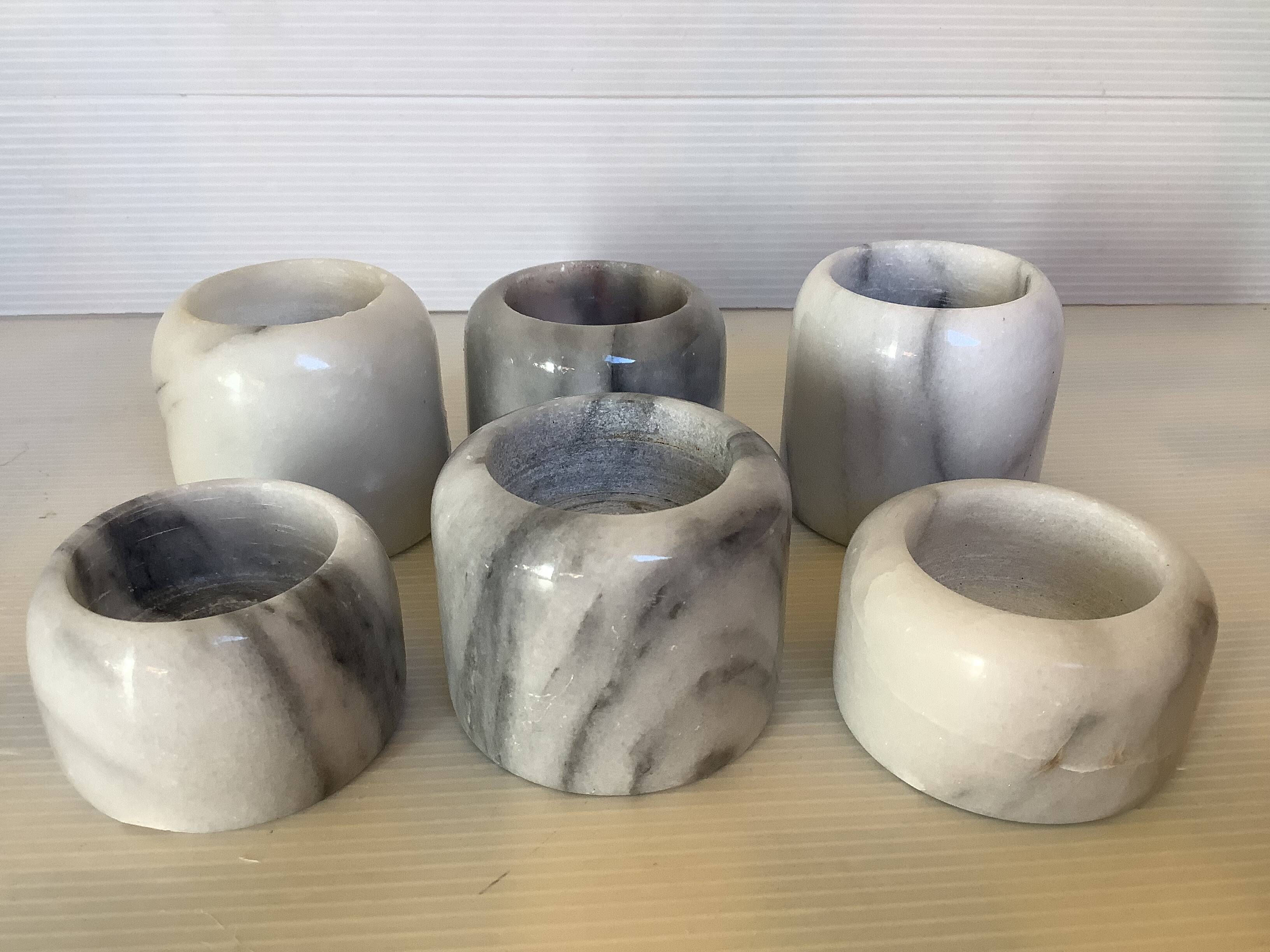 Six bougeoirs en marbre