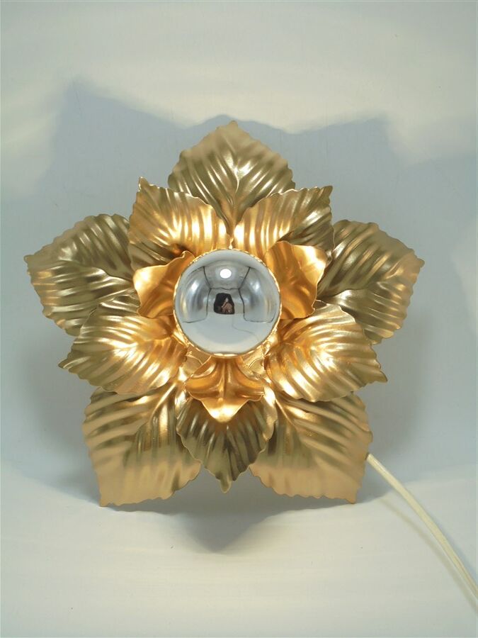 Golden flower wall lamp
