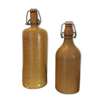 Set of 2 bottles in stoneware, organic decoration