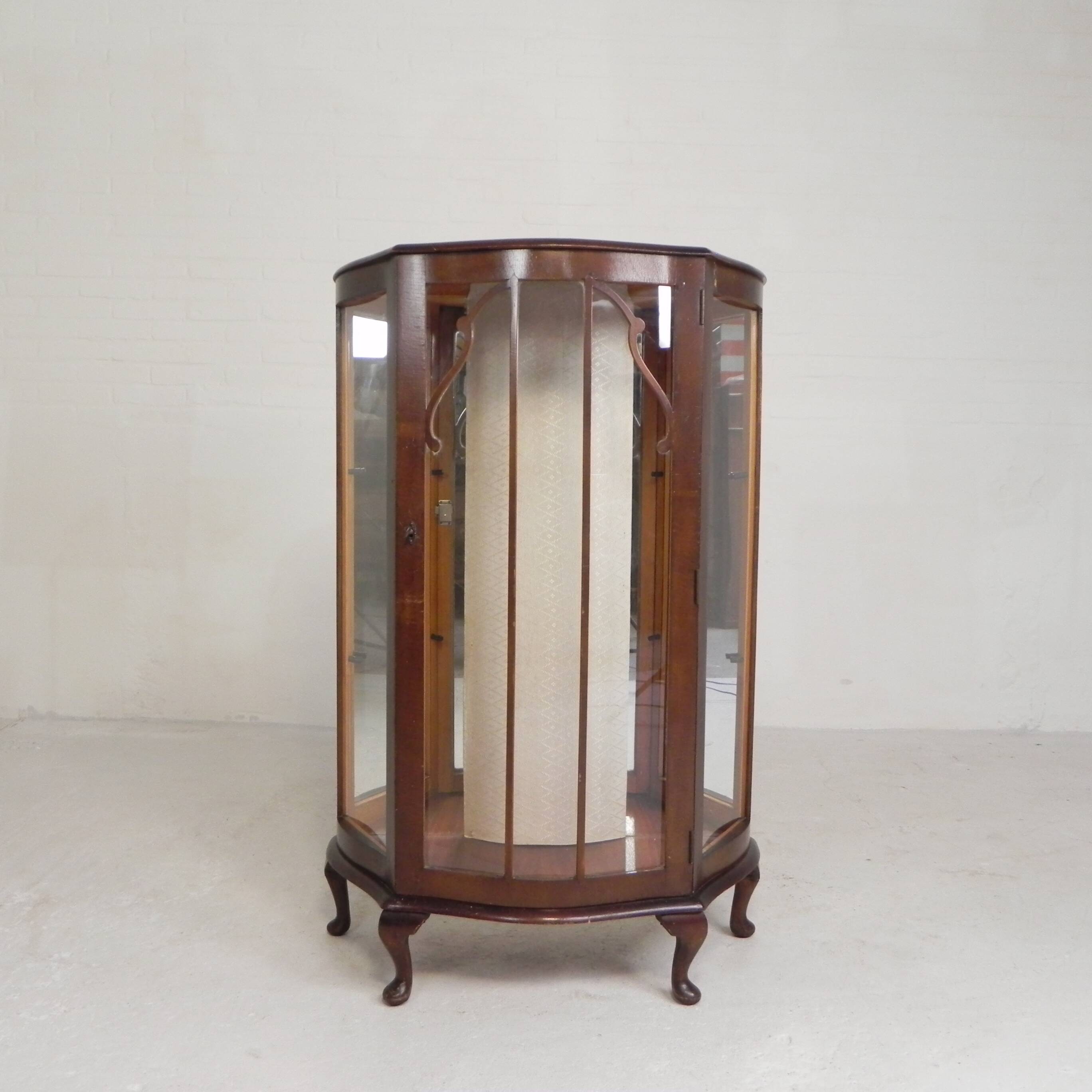 English Art Deco display cabinet on ornate legs, 1930s