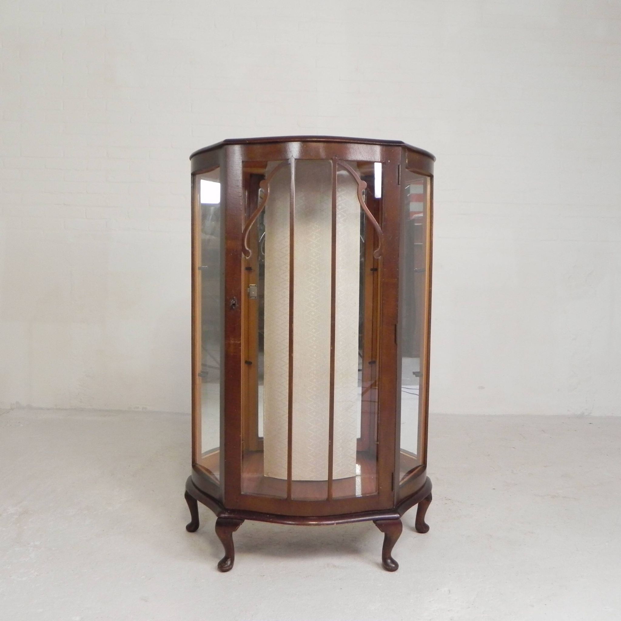 English Art Deco display cabinet on ornate legs, 1930s