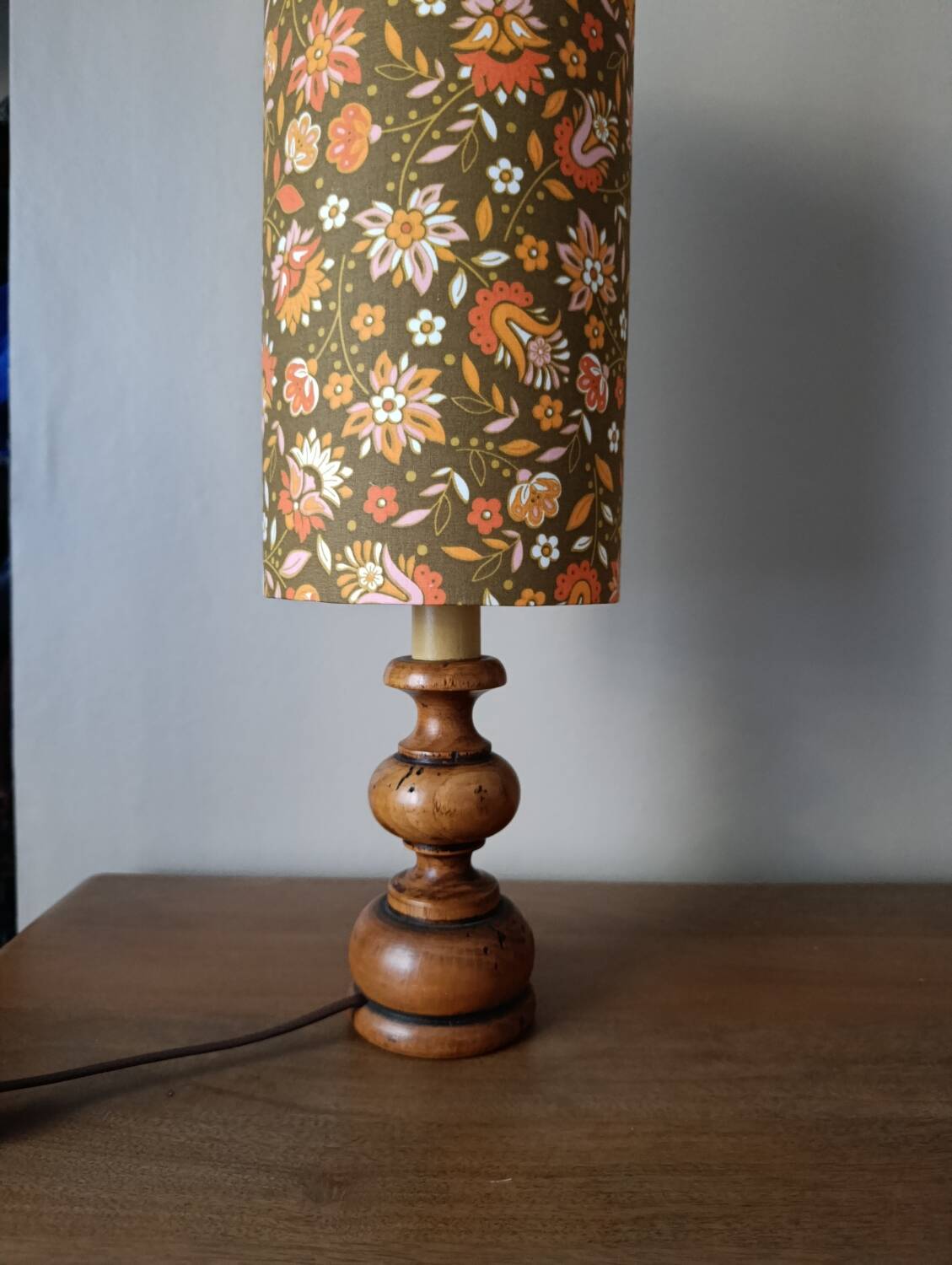 Vintage wooden table lamp with seventies flower tube shade