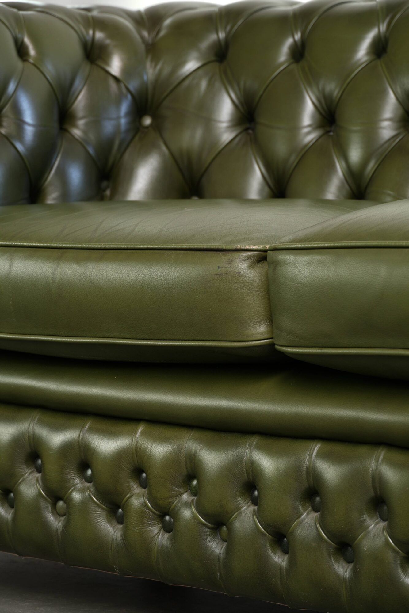 Green cow leather 2.5-seater Chesterfield sofa in English style