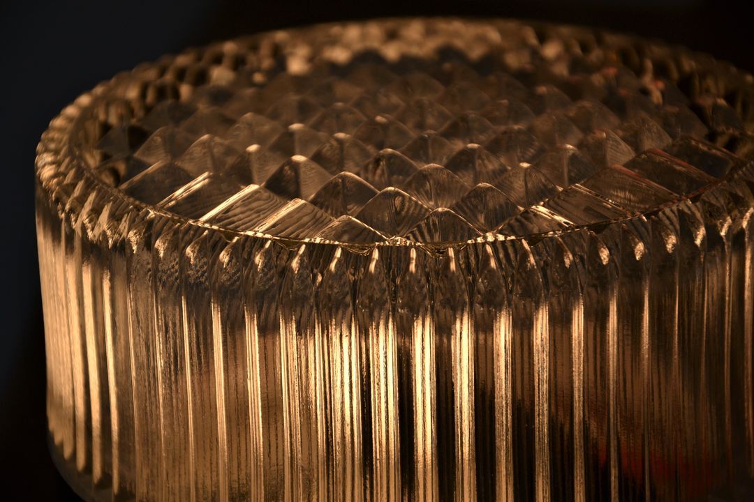 Cylindrical table lamp in chiseled glass