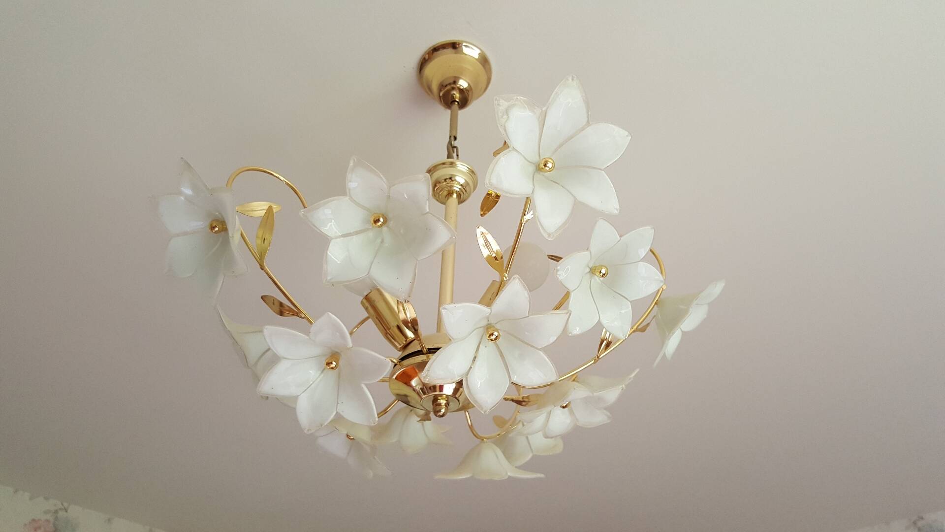 Murano chandelier with white flowers