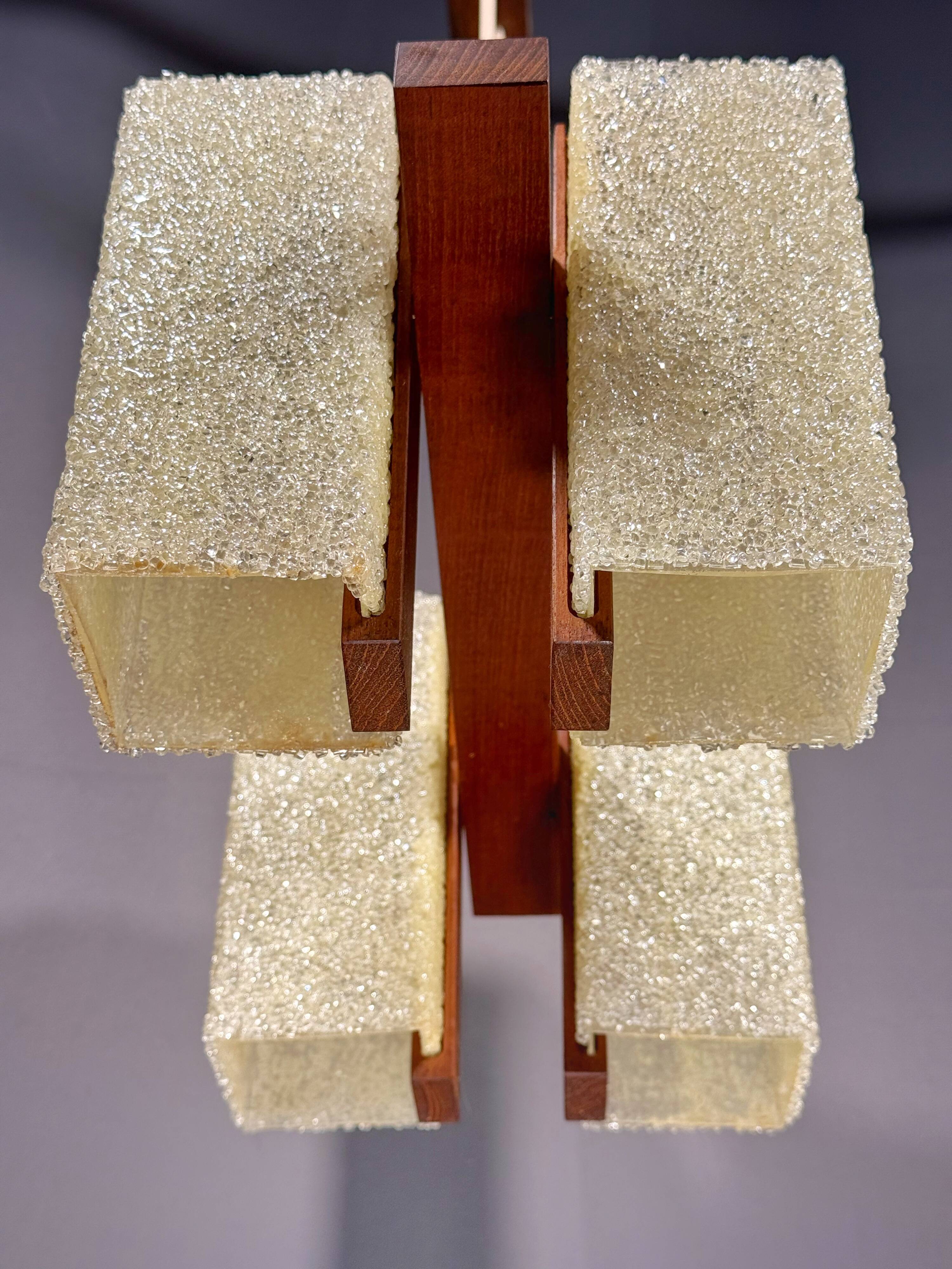 Chandelier scandinave en teck massif avec abat-jours en résine plexiglass – années 1960