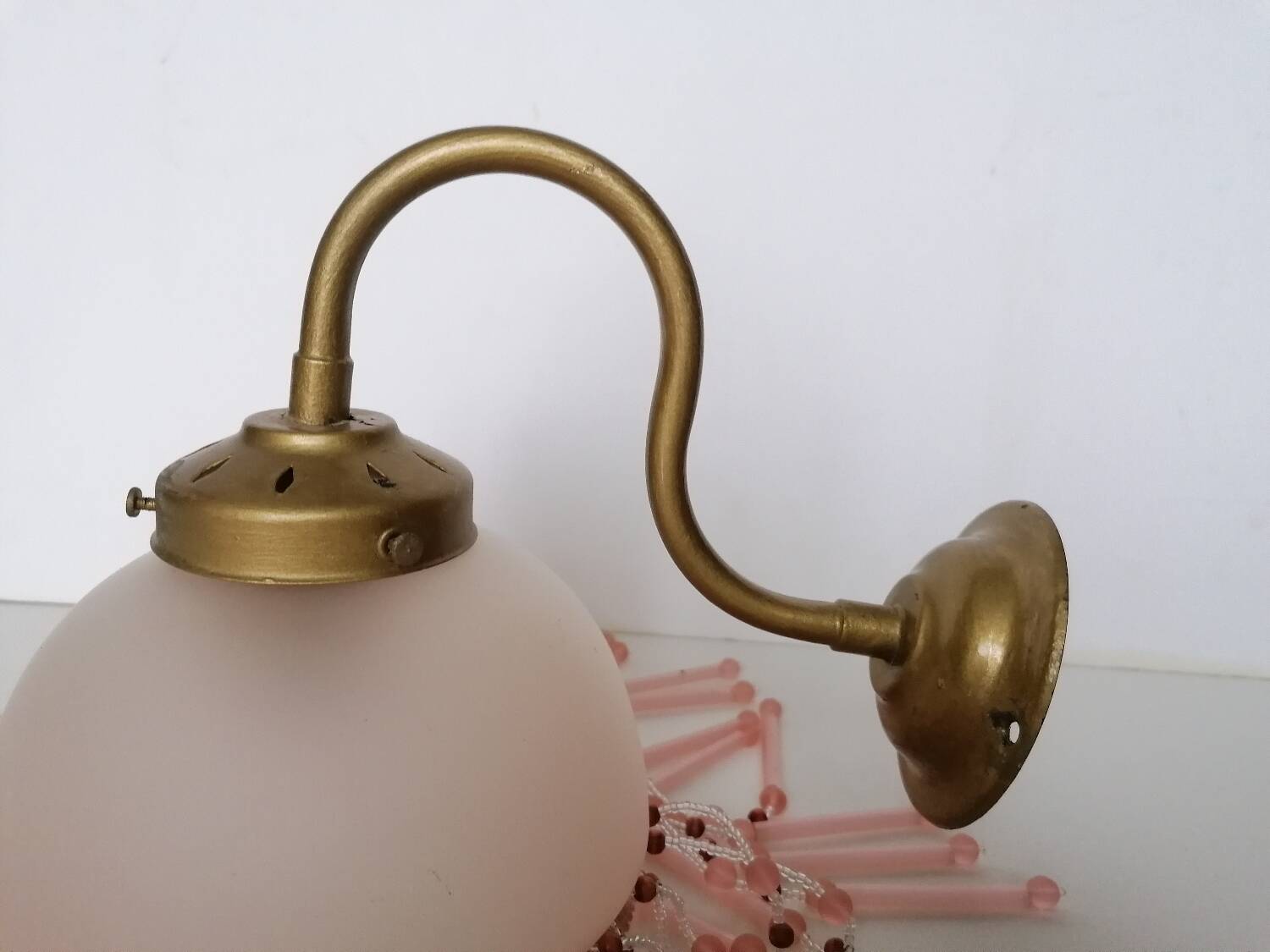 Pink glass wall lamp with garland of pearls