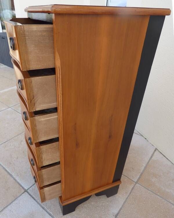 Louis XVI style chest of drawers in wood and cherry veneer.