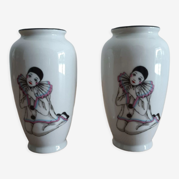 Lot de deux vases soliflore Pierrot en porcelaine vintage