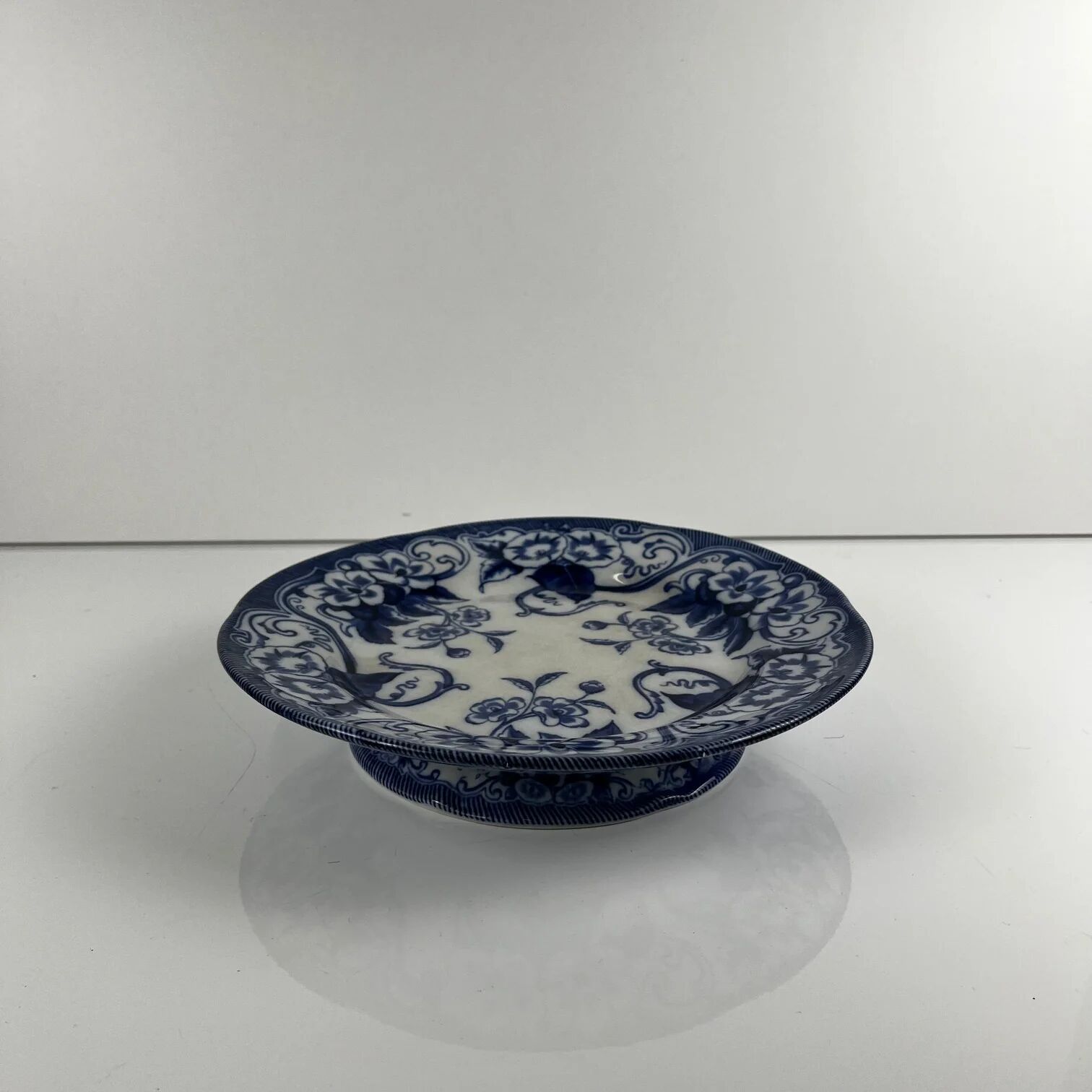 Plate on pedestal in ironstone "Flora" – Creil and Montereau, 19th century, blue