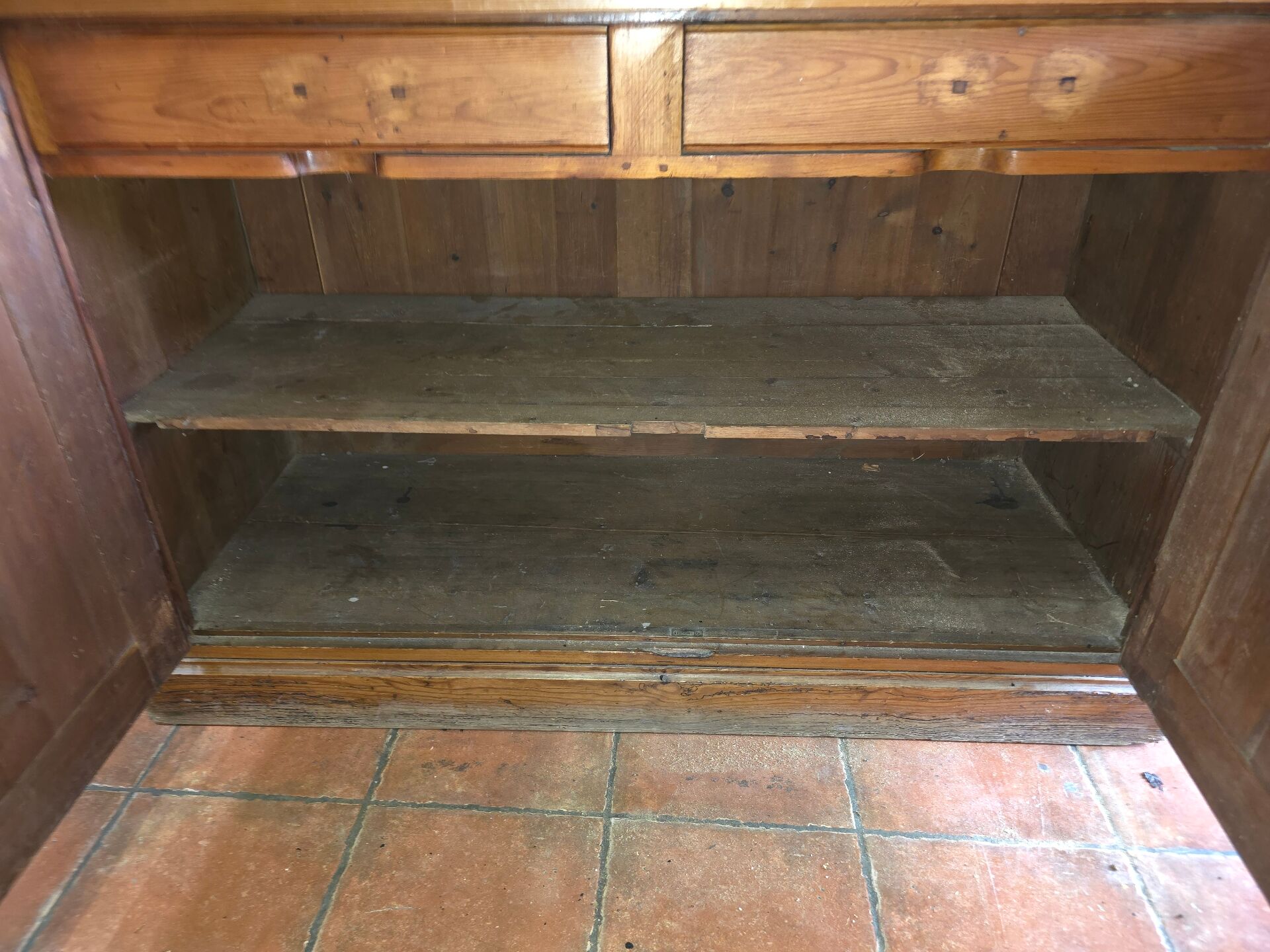 Buffet in Pitchpine, 2 doors, professional furniture.