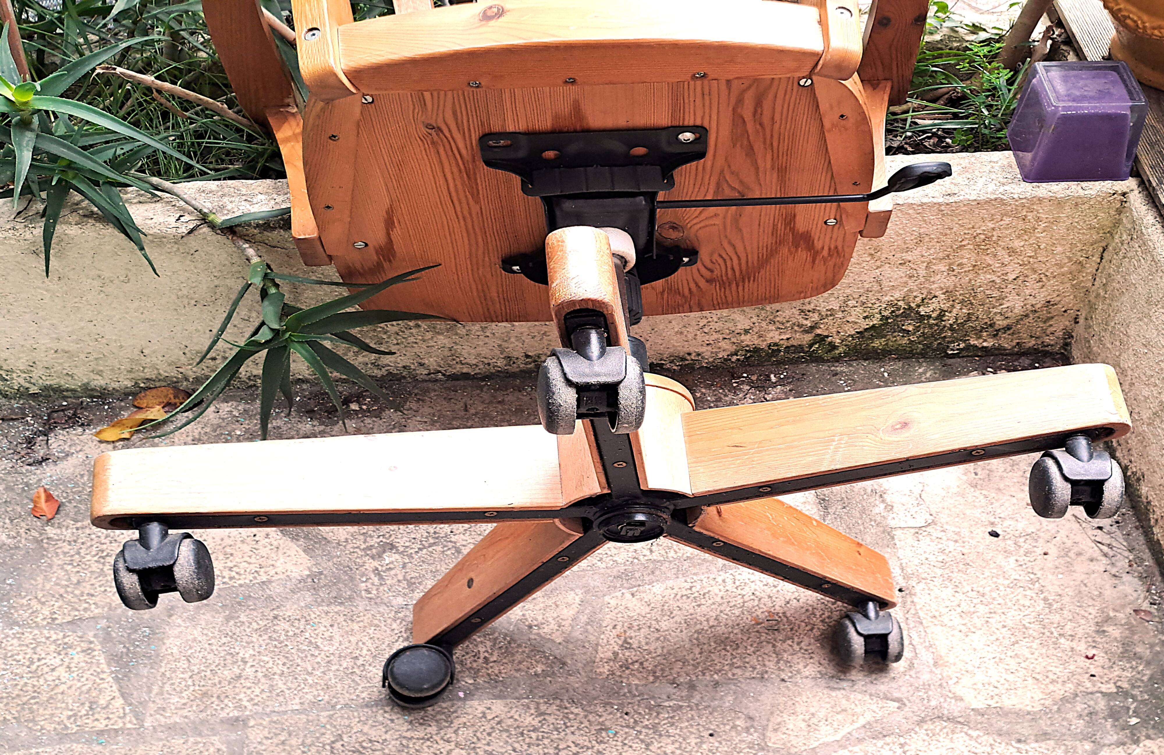 Adjustable office chair in light varnished wood from 1980. Chair sold individually.