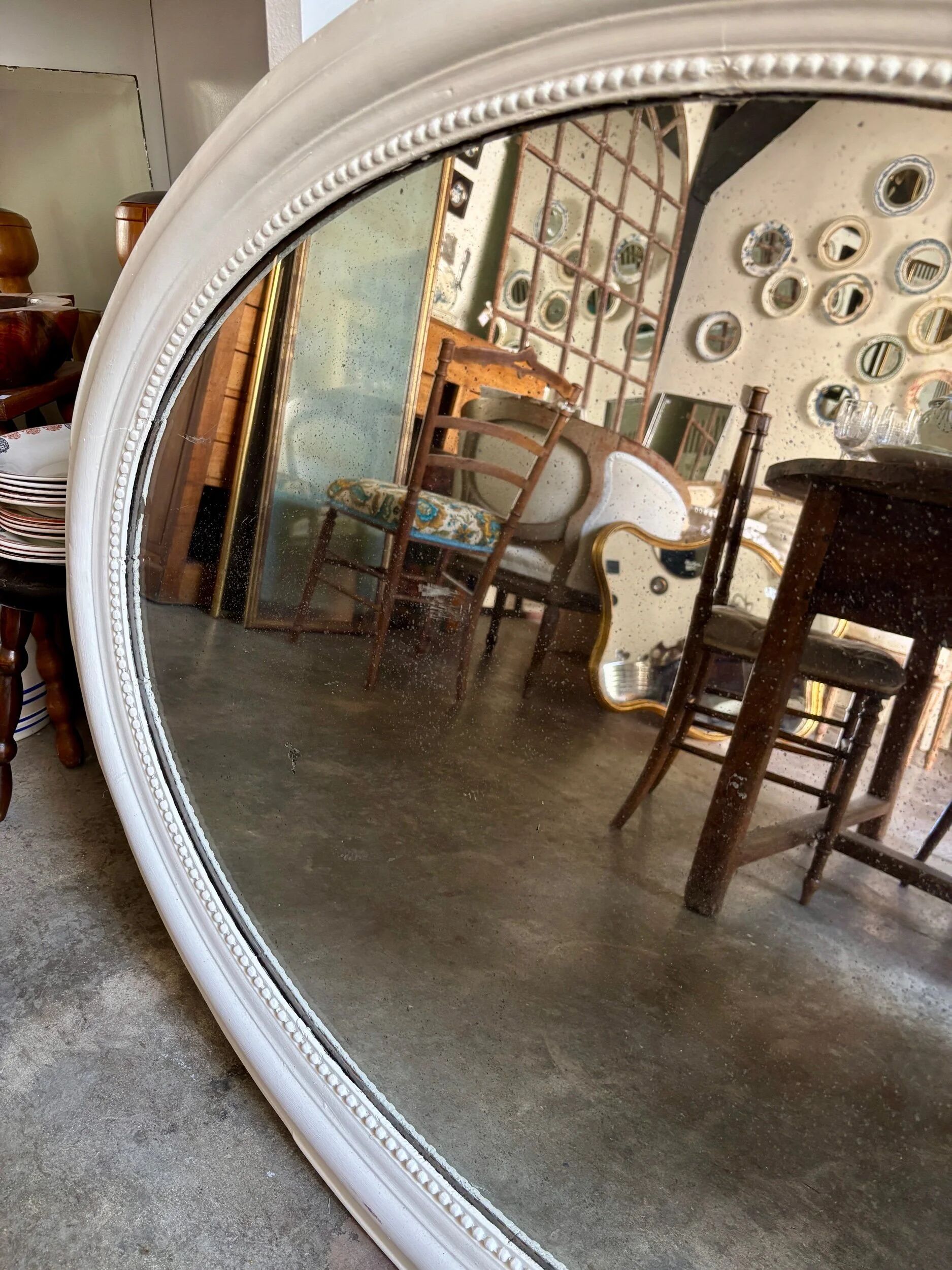 Oval mirror in pearl-coloured stucco 85 x 114 cm