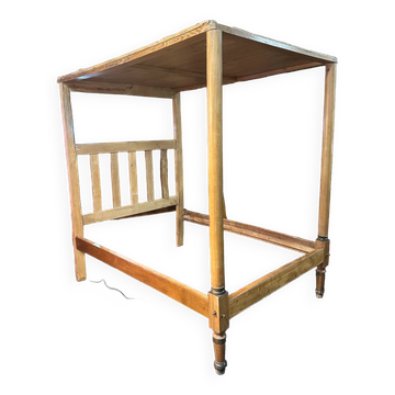 Canopy bed