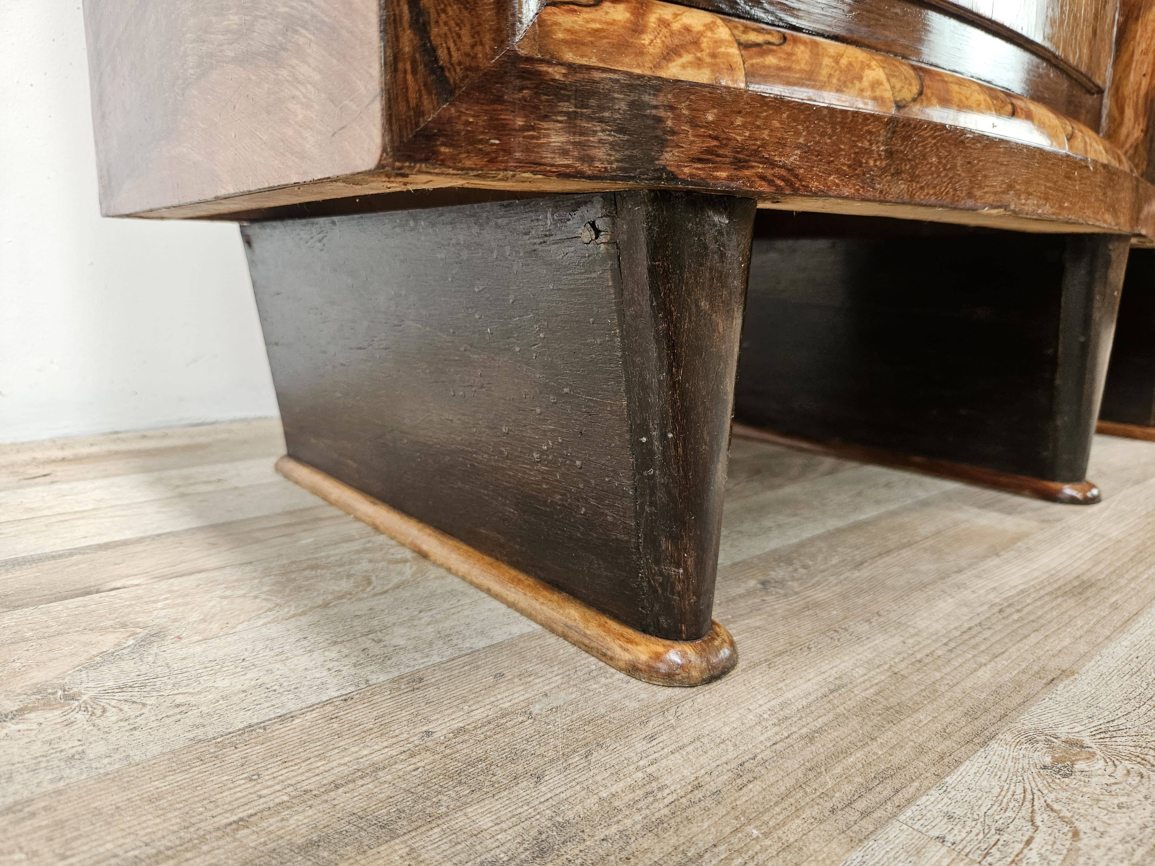 Tuscan Art Decò bedside tables from the 1940s in walnut burl