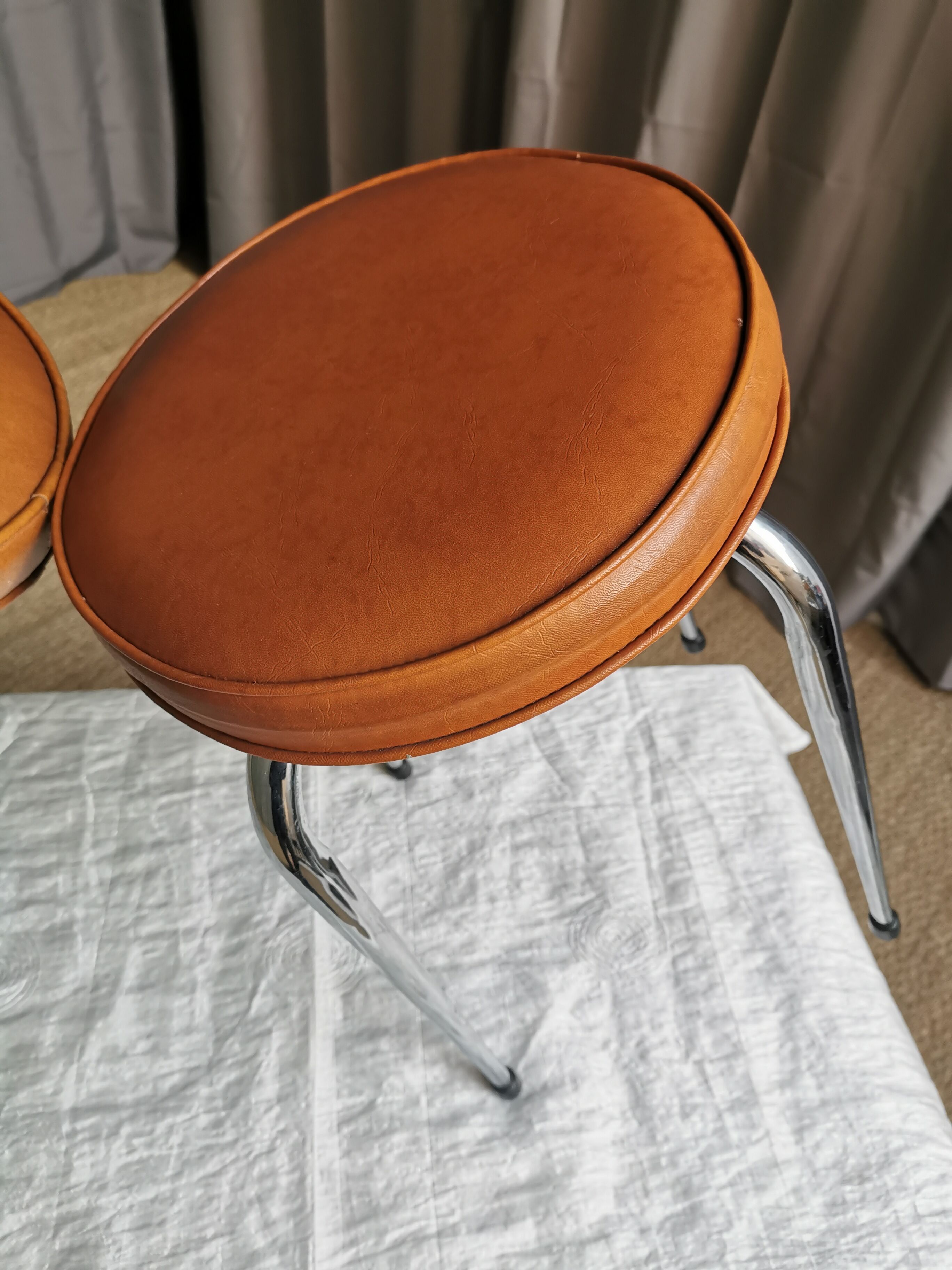 Pair of vintage stools "spindle feet"