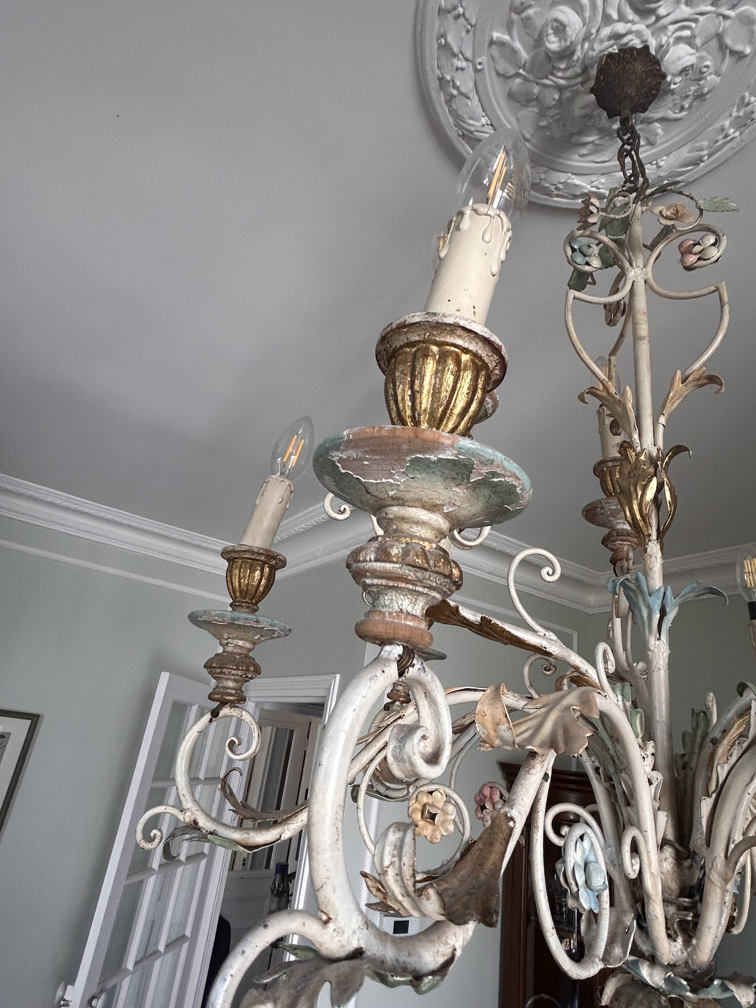 Lustre à bougies en fer forgé avec fleurs