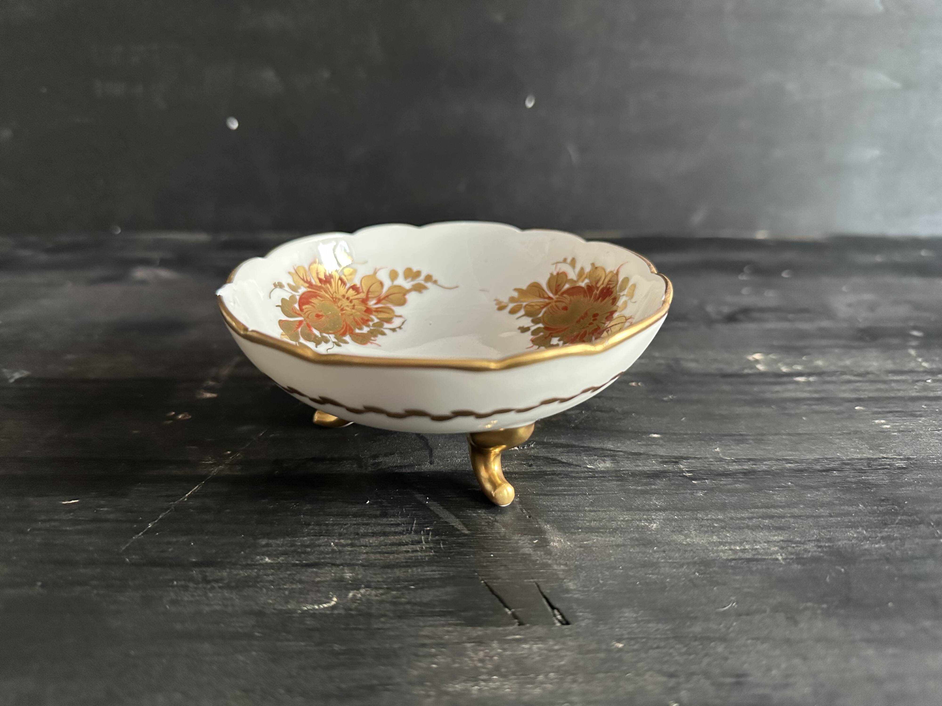 Pair of tripod bowls in gilded Limoges porcelain.