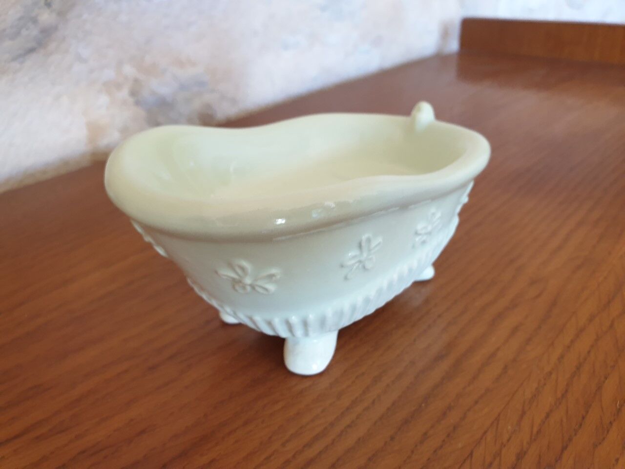 Earthenware soap holder