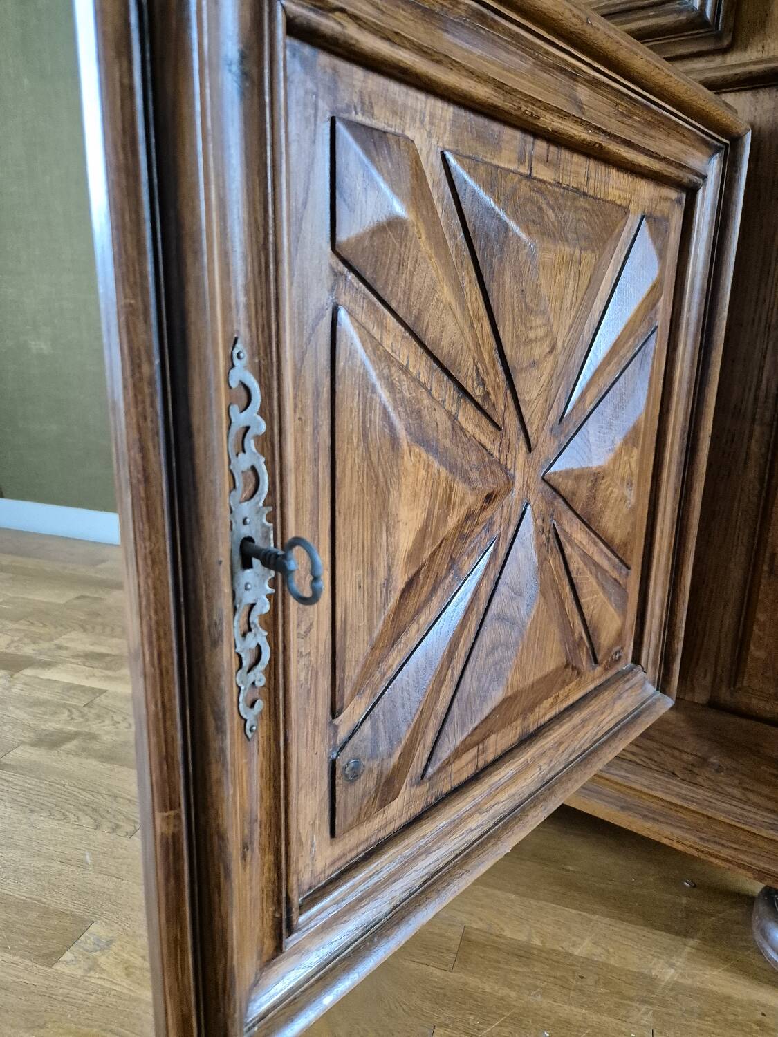 Bonnetière dit homme debout en chêne massif à pointes de diamants style Louis XIII